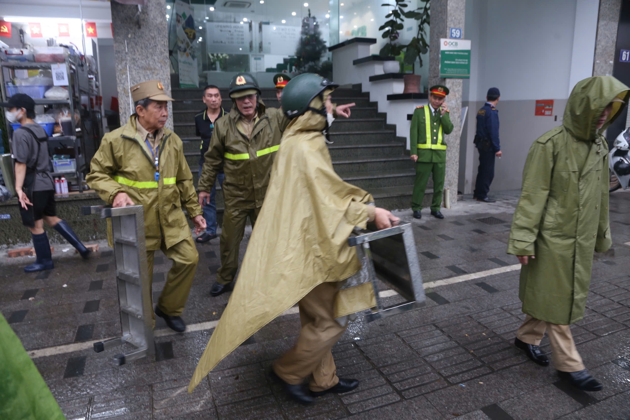 TP Hà Nội ra quân lập lại trật tự đô thị, giành lại vỉa hè lòng đường ở 126 xã, phường - Ảnh 4.