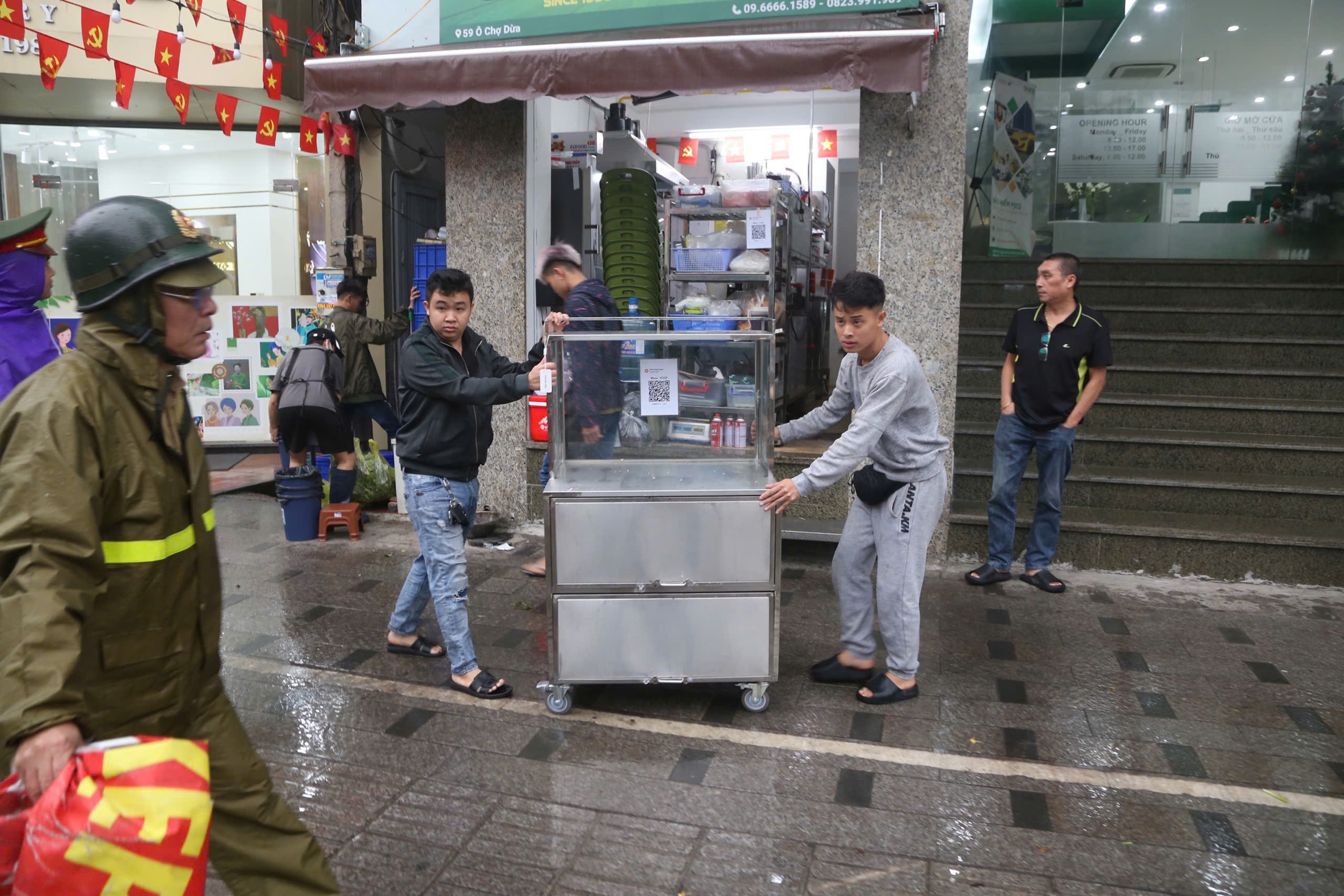 TP Hà Nội ra quân lập lại trật tự đô thị, giành lại vỉa hè lòng đường ở 126 xã, phường - Ảnh 1.