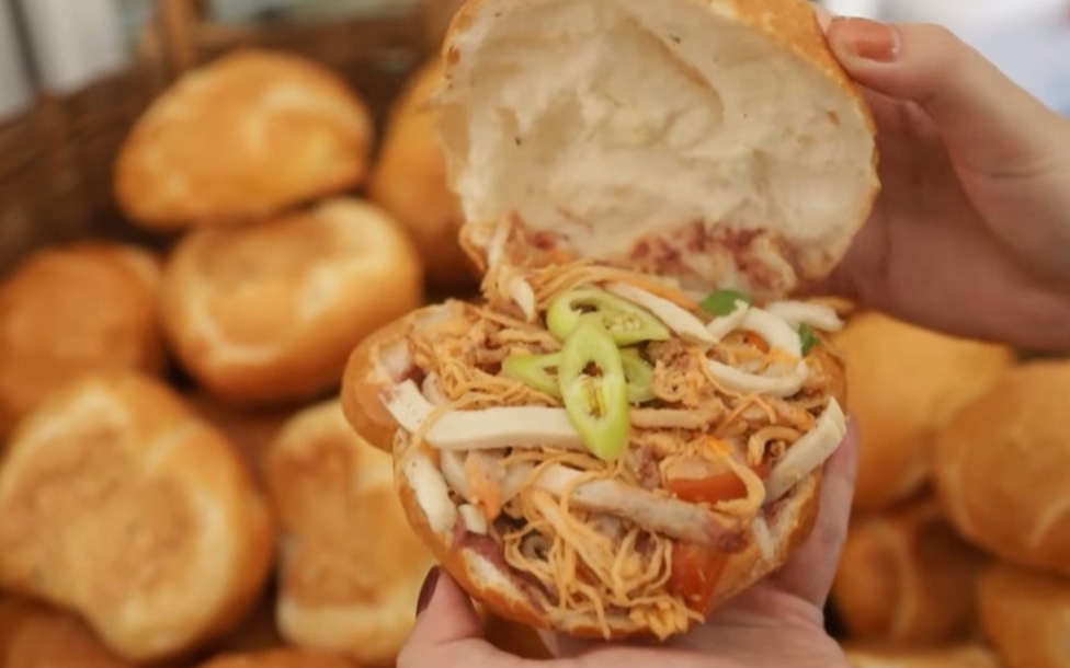 Số ca nhập viện sau khi ăn bánh mì tiếp tục gia tăng, 1 trường hợp nặng - Ảnh 2.