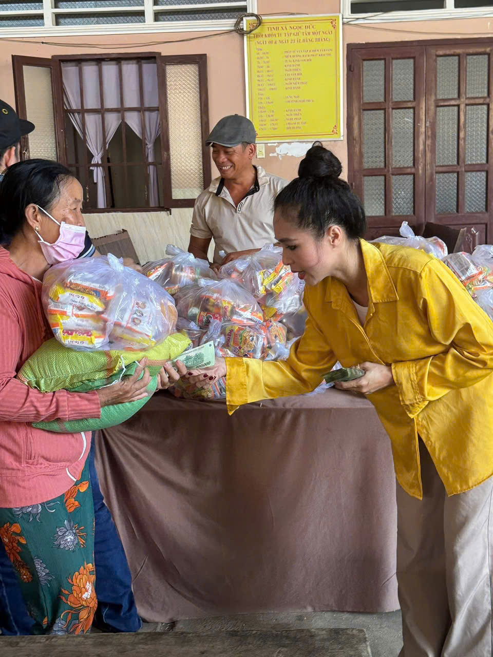 Linh Tý – Bích Trâm trao tặng quà cho bà con nông dân tỉnh Lâm Đồng - Ảnh 1.
