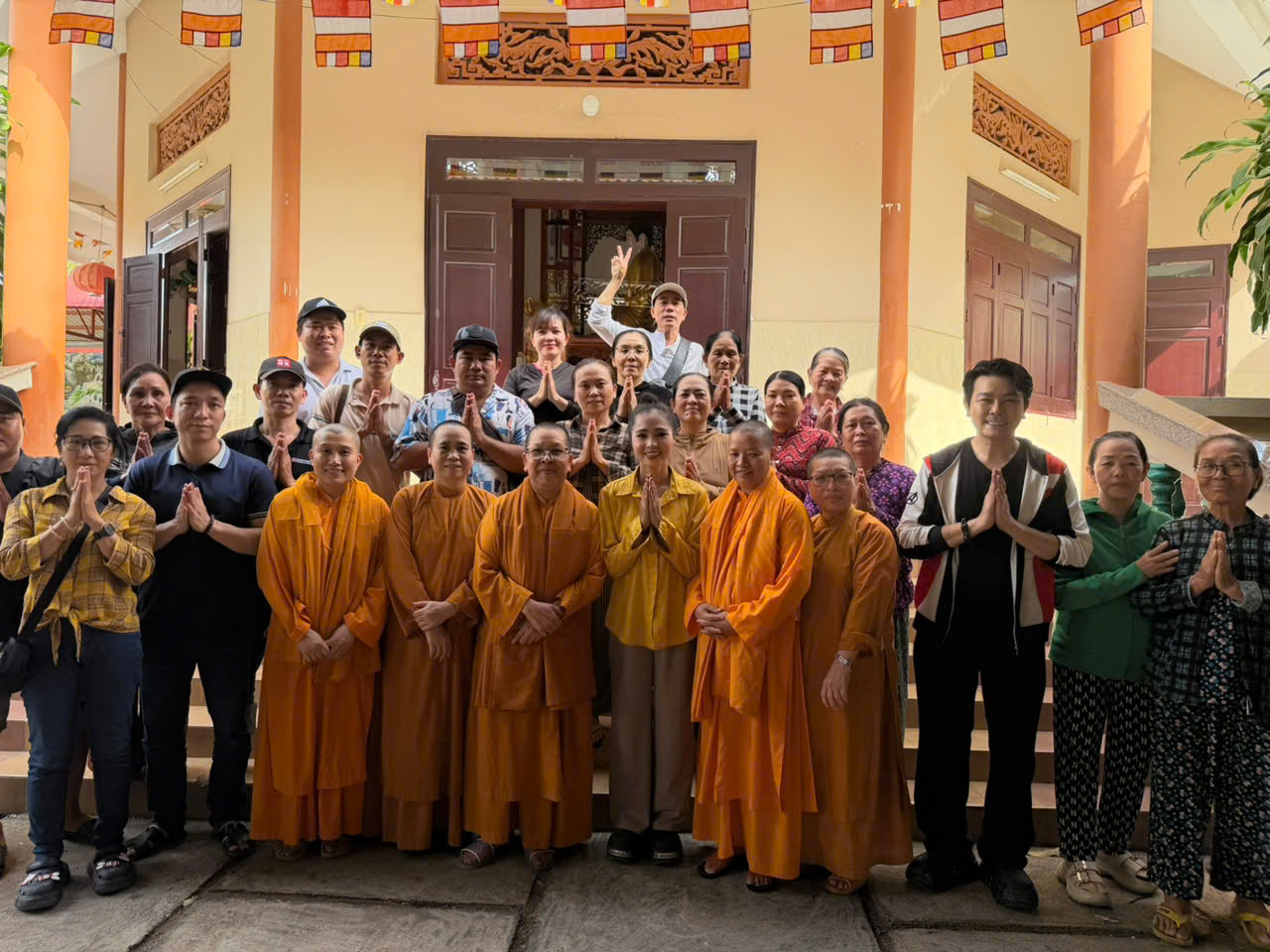 Linh Tý – Bích Trâm trao tặng quà cho bà con nông dân tỉnh Lâm Đồng - Ảnh 2.