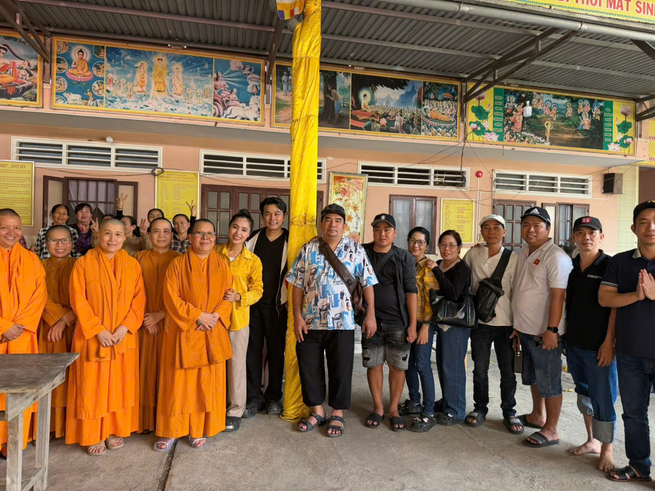 Linh Tý – Bích Trâm trao tặng quà cho bà con nông dân tỉnh Lâm Đồng - Ảnh 3.