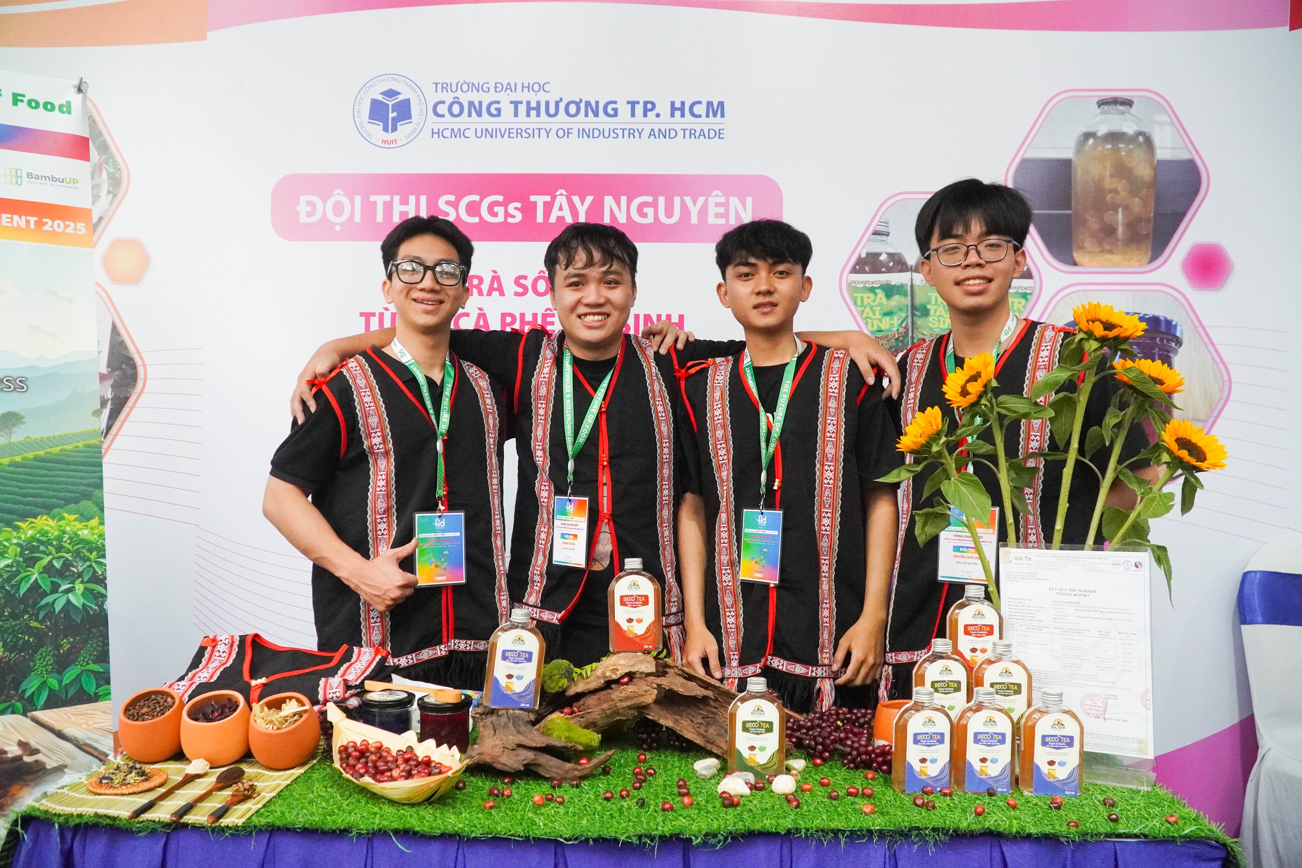 Sinh viên chen chân thử giò chả, kho quẹt, bánh quy làm từ dế - Ảnh 7.