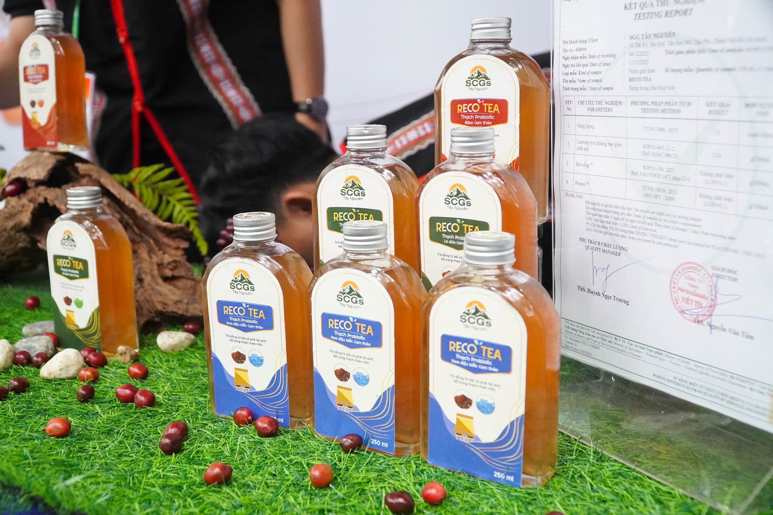 Sinh viên chen chân thử giò chả, kho quẹt, bánh quy làm từ dế - Ảnh 8.