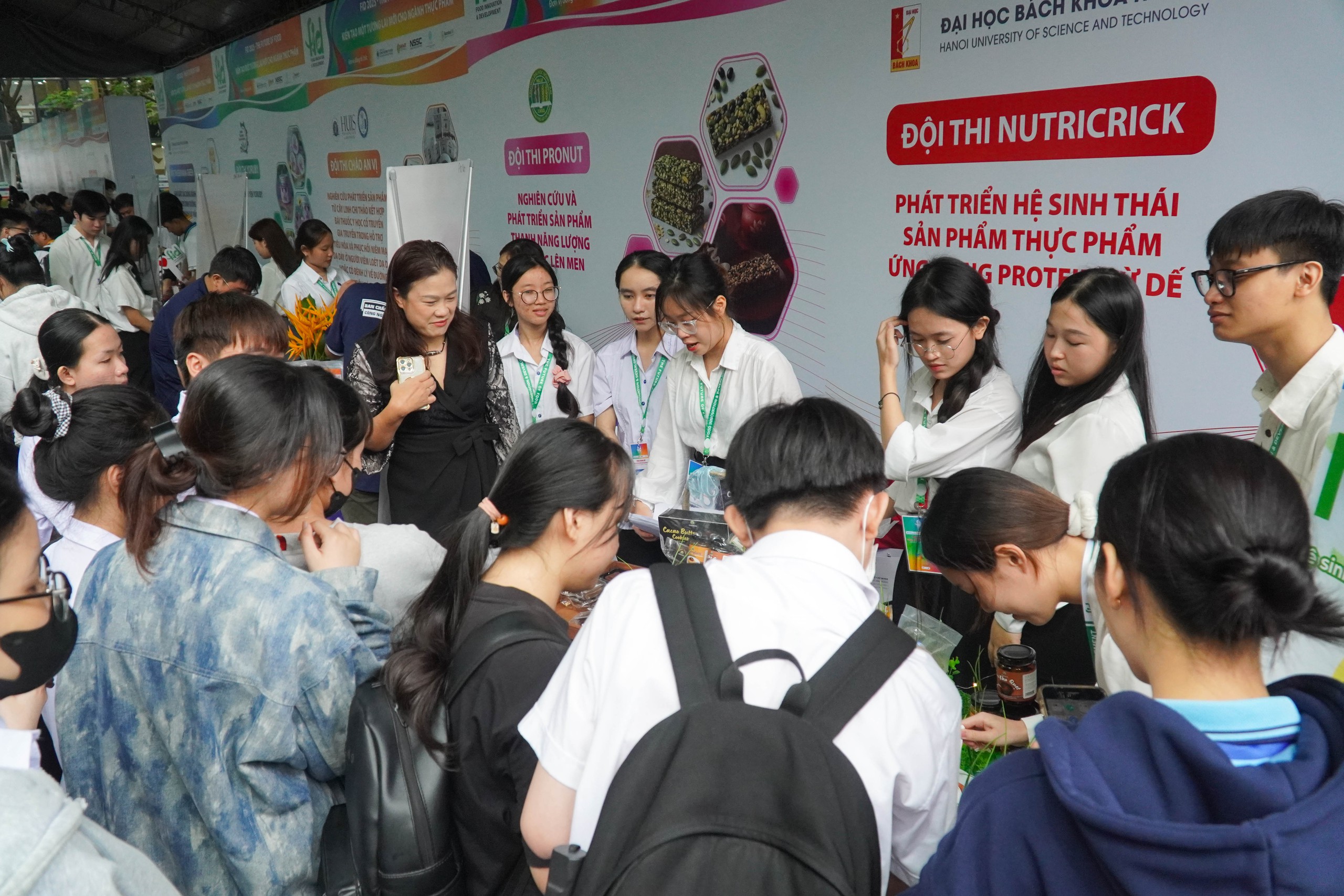 Sinh viên chen chân thử giò chả, kho quẹt, bánh quy làm từ dế - Ảnh 1.