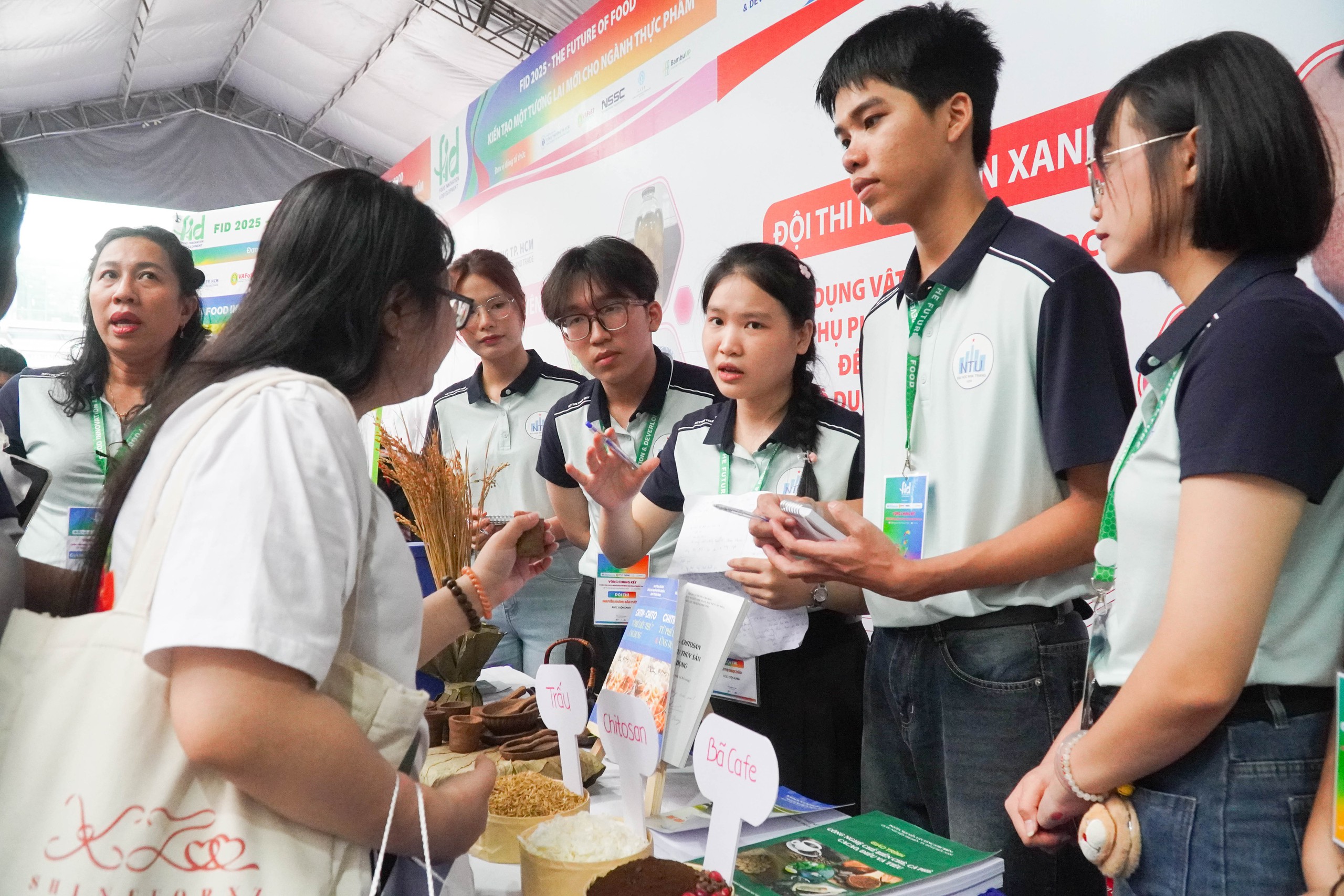 Sinh viên chen chân thử giò chả, kho quẹt, bánh quy làm từ dế - Ảnh 13.