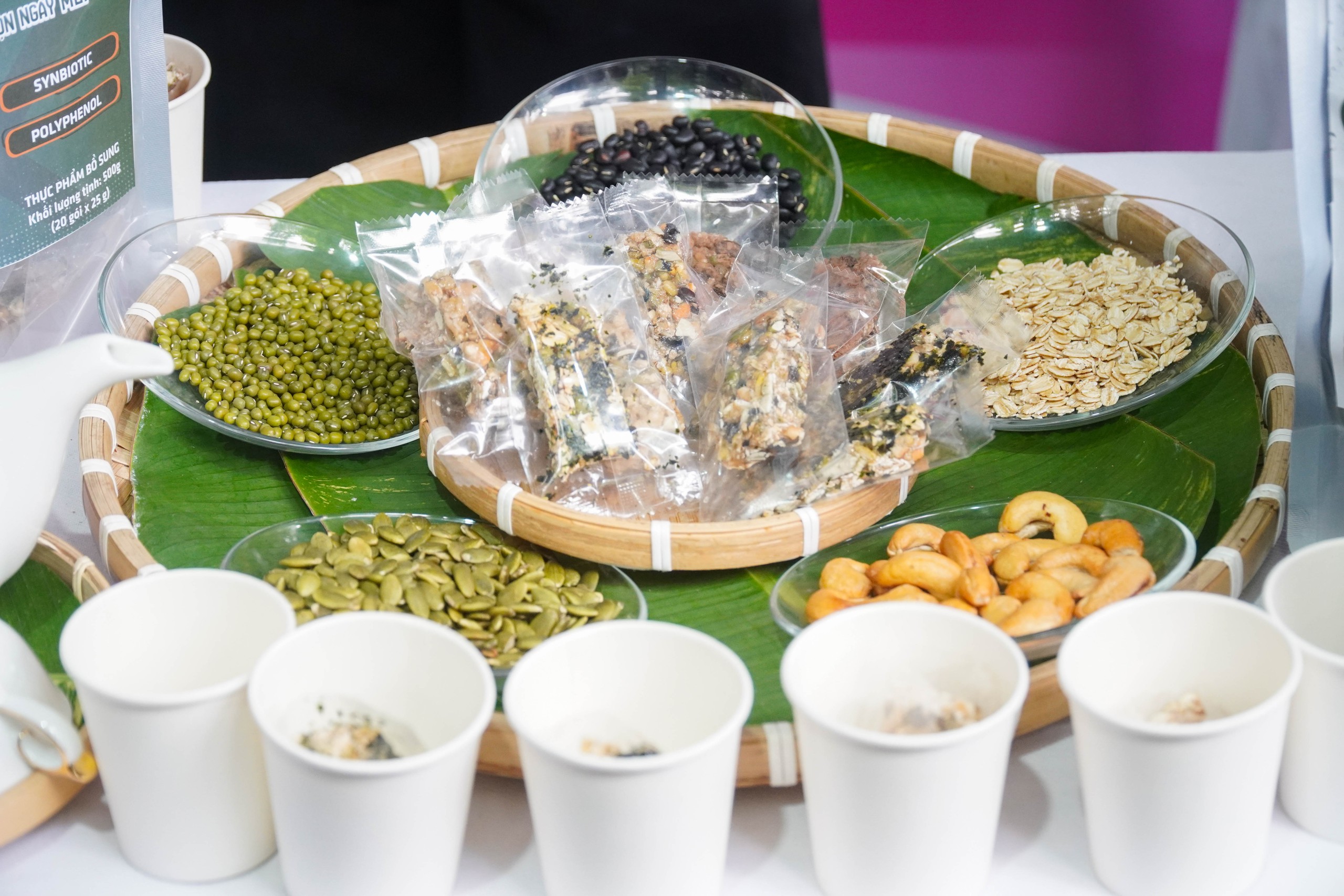 Sinh viên chen chân thử giò chả, kho quẹt, bánh quy làm từ dế - Ảnh 11.