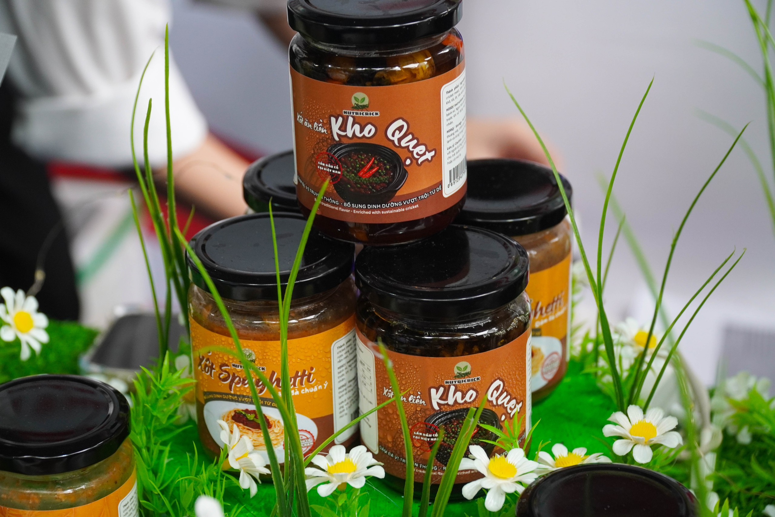 Sinh viên chen chân thử giò chả, kho quẹt, bánh quy làm từ dế - Ảnh 3.