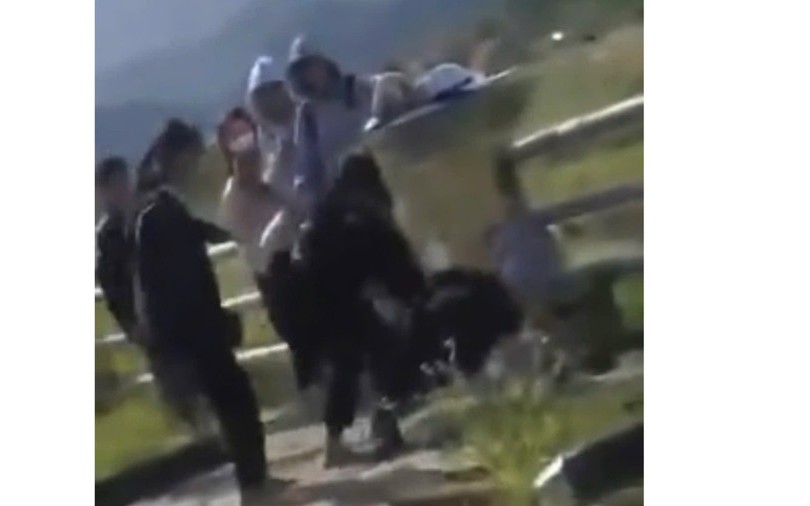 Xôn xao video nữ sinh lớp 8 bị đánh hội đồng trong trường học - Ảnh 2.