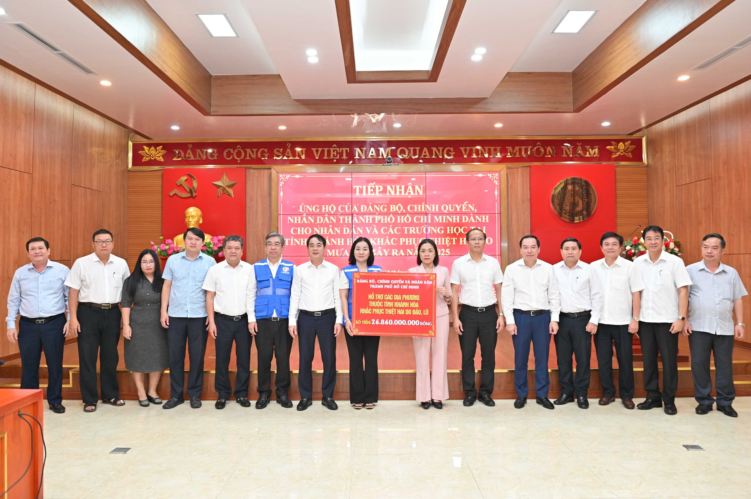 TP Hồ Chí Minh tiếp tục hỗ trợ tỉnh Khánh Hòa hơn 57 tỉ đồng khắc phục lũ lụt - Ảnh 1.