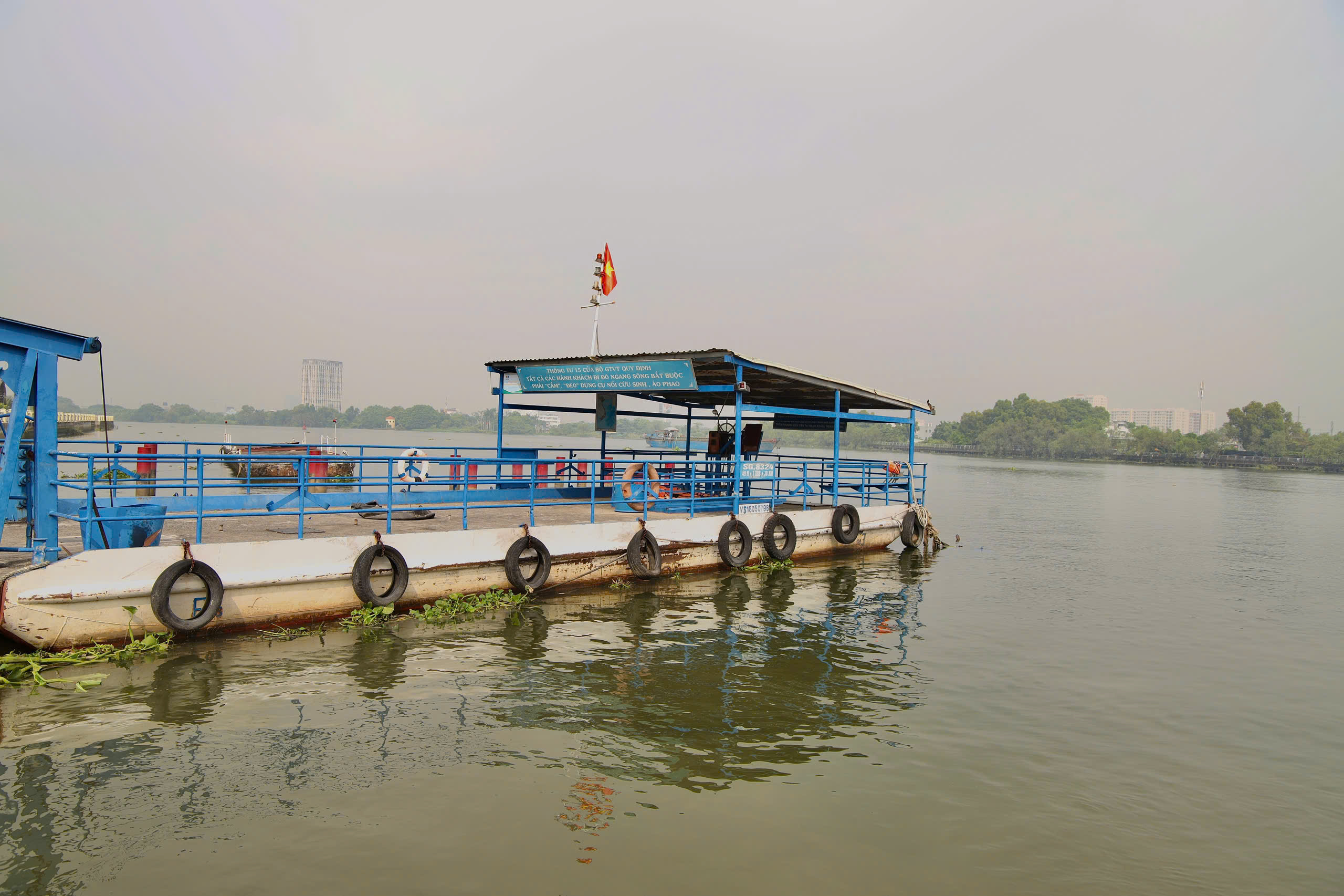 Sáng 13-12, phà Bình Quới mở cửa, xe máy ùn ùn qua sông - Ảnh 6.