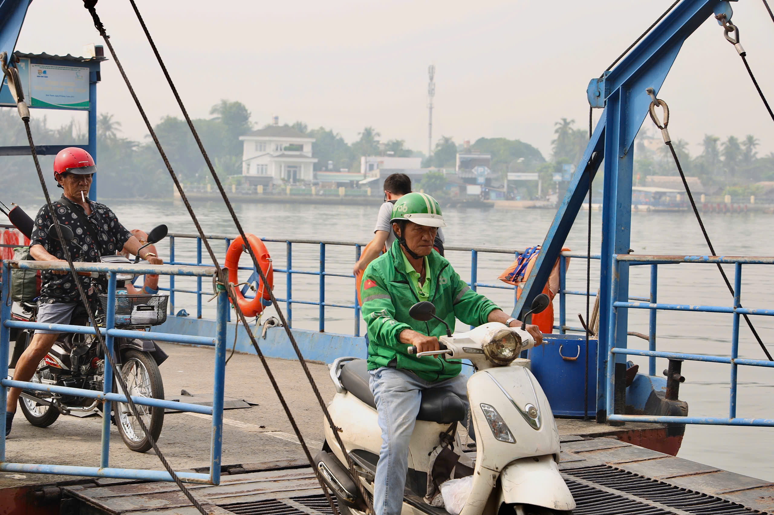 Sáng 13-12, phà Bình Quới mở cửa, xe máy ùn ùn qua sông - Ảnh 3.