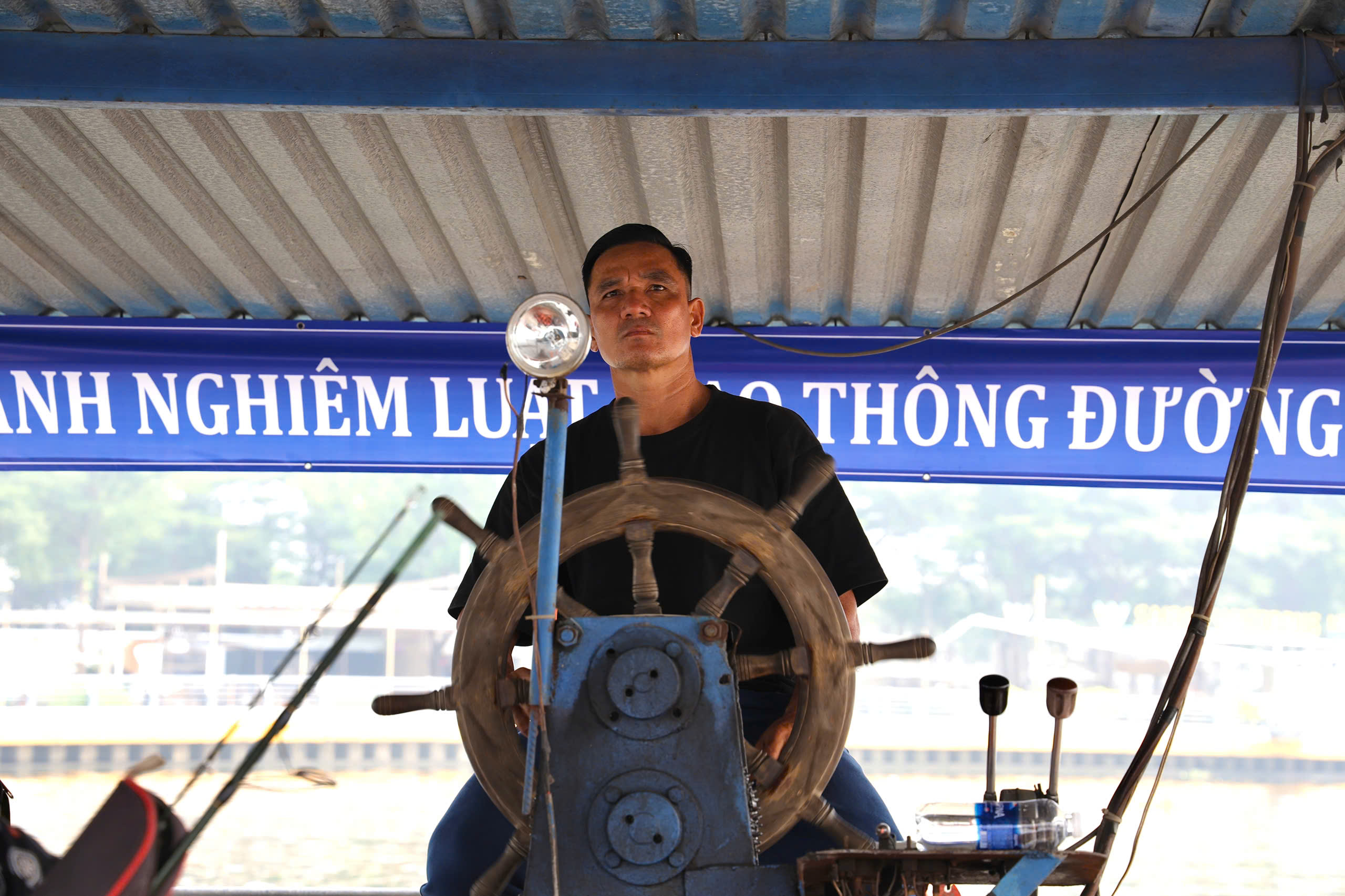 Sáng 13-12, phà Bình Quới mở cửa, xe máy ùn ùn qua sông - Ảnh 8.