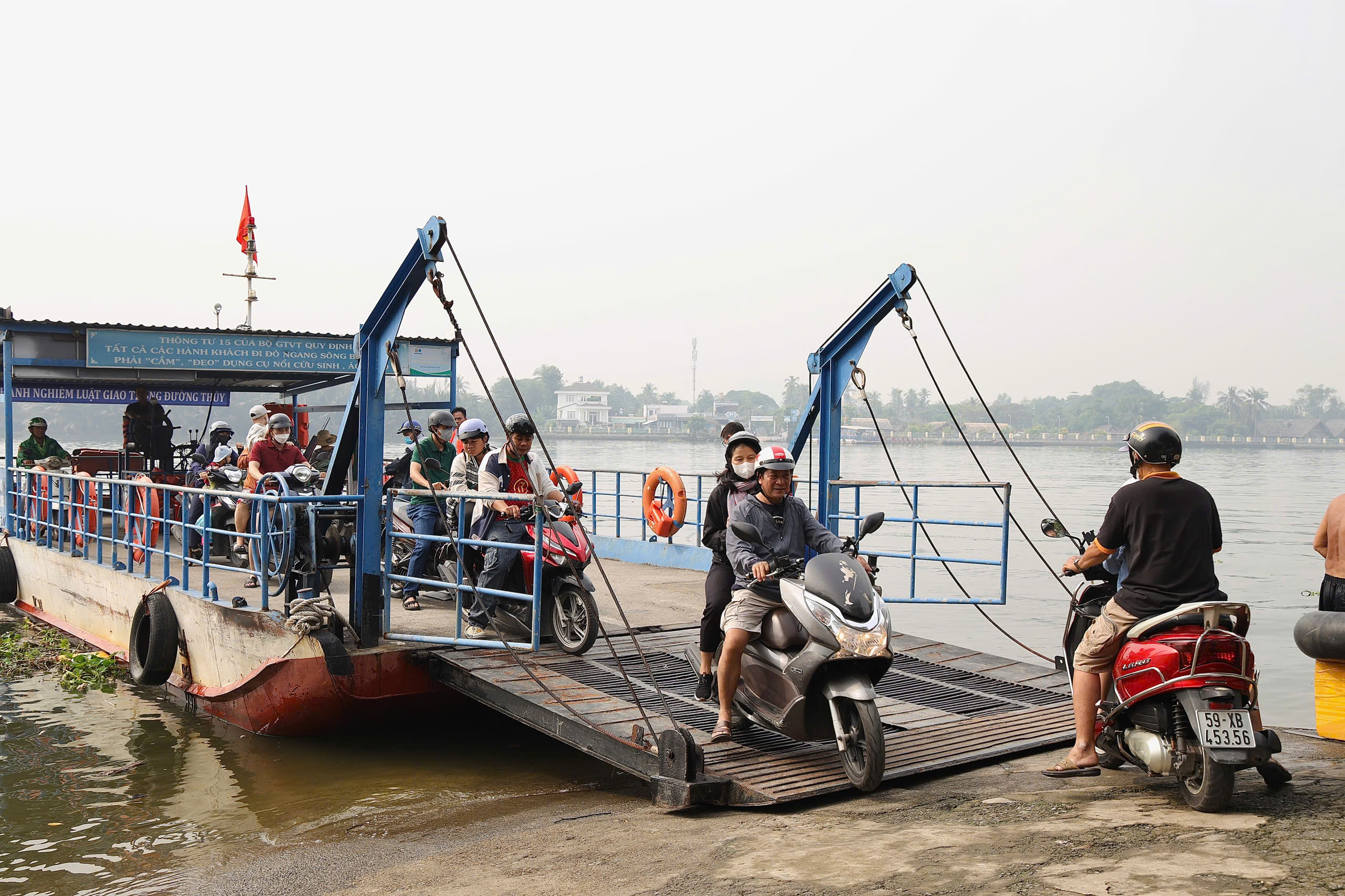 Sáng 13-12, phà Bình Quới mở cửa, xe máy ùn ùn qua sông - Ảnh 1.