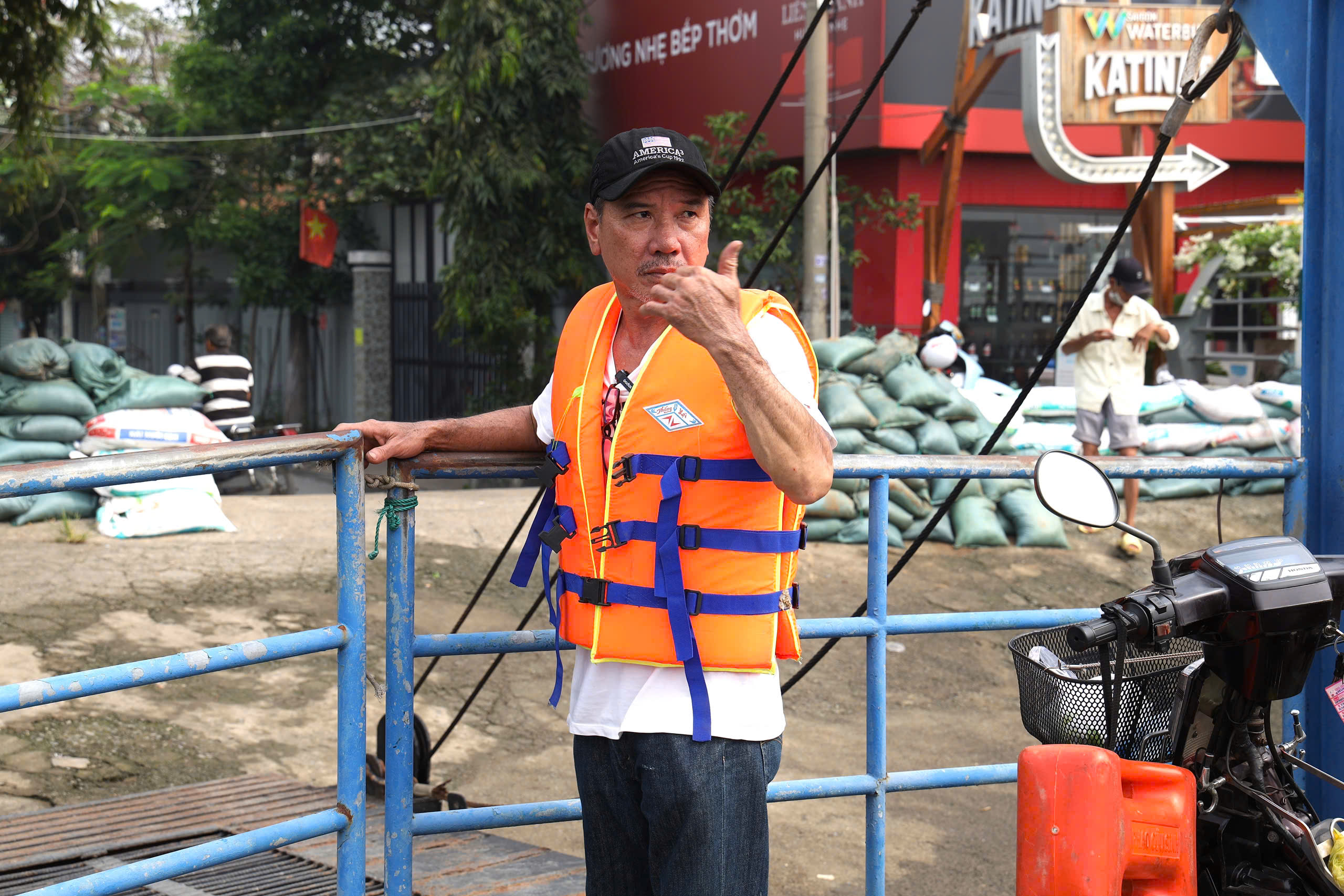 Sáng 13-12, phà Bình Quới mở cửa, xe máy ùn ùn qua sông - Ảnh 4.