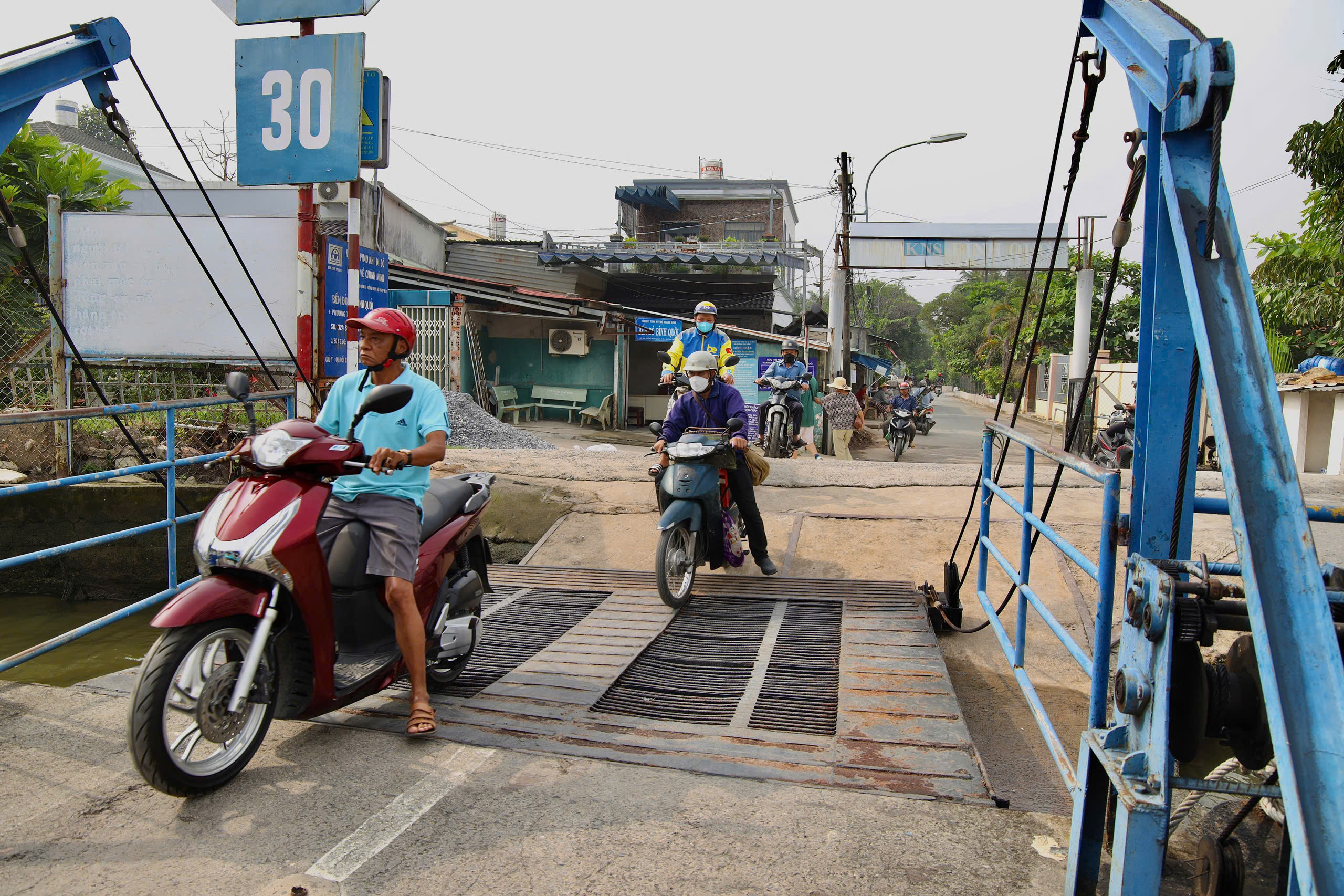 Sáng 13-12, phà Bình Quới mở cửa, xe máy ùn ùn qua sông - Ảnh 5.