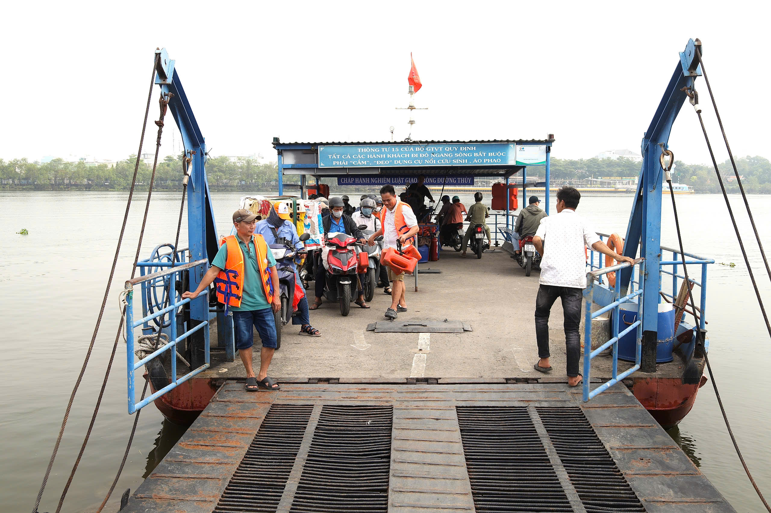 Sáng 13-12, phà Bình Quới mở cửa, xe máy ùn ùn qua sông - Ảnh 9.