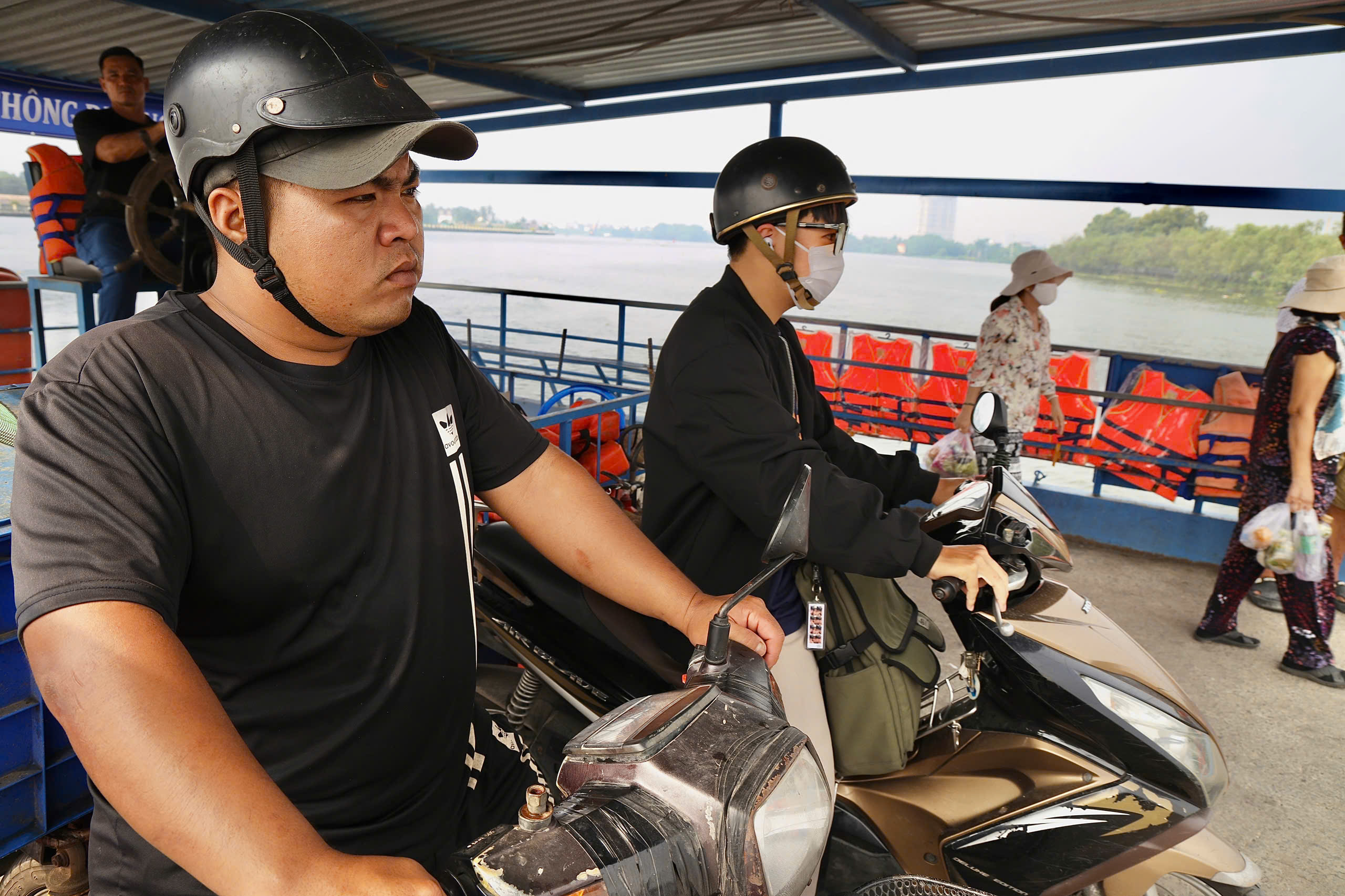 Sáng 13-12, phà Bình Quới mở cửa, xe máy ùn ùn qua sông - Ảnh 2.