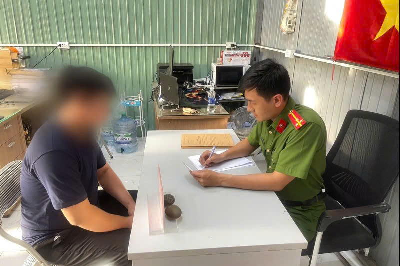 TPHCM: Xử phạt 2 người đàn ông do bỏ rác sai quy định - Ảnh 1.