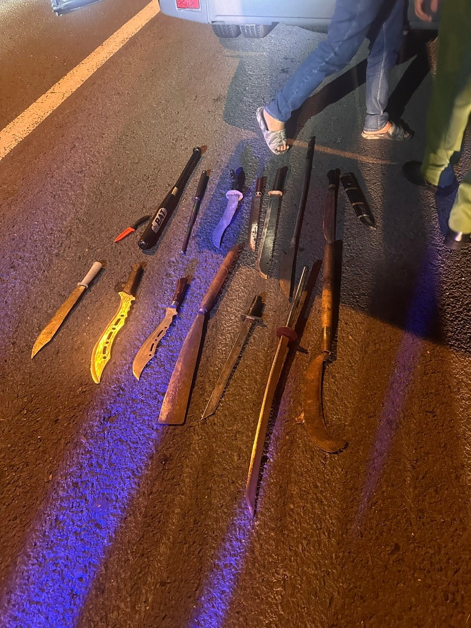 Công an Vĩnh Long phát hiện ô tô chở 20 thanh niên mang hung khí - Ảnh 2. Công an Vĩnh Long phát hiện ô tô chở 20 thanh niên mang hung khí - Ảnh 2.