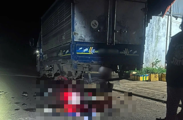 Gia Lai: Tông vào xe tải đang đậu, 3 người trên xe máy tử vong - Ảnh 1. Gia Lai: Tông vào xe tải đang đậu, 3 người trên xe máy tử vong - Ảnh 1.