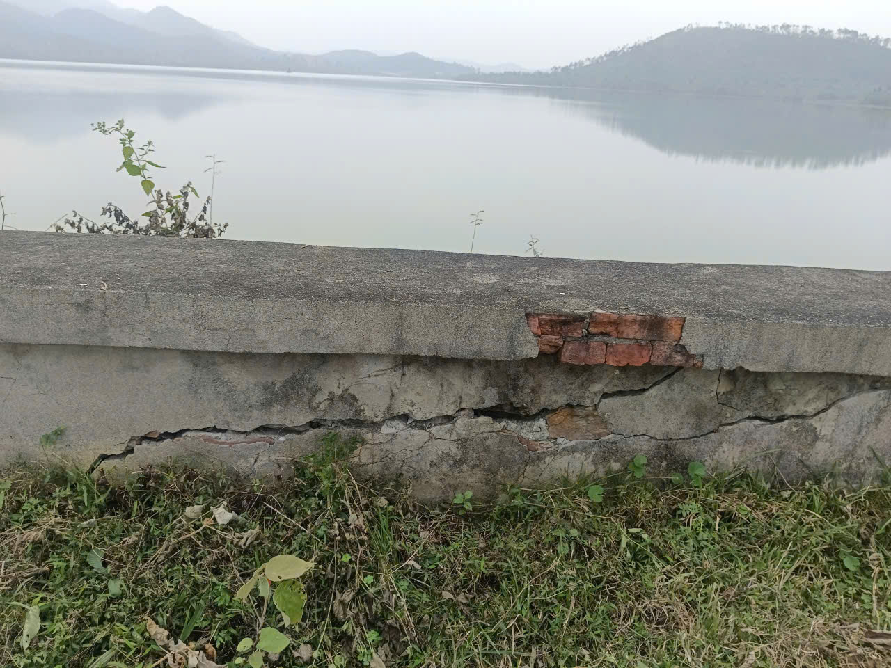 VIDEO: “Bom nước” hơn 2 triệu m3 ở trên cao chực chờ gây họa - Ảnh 1.