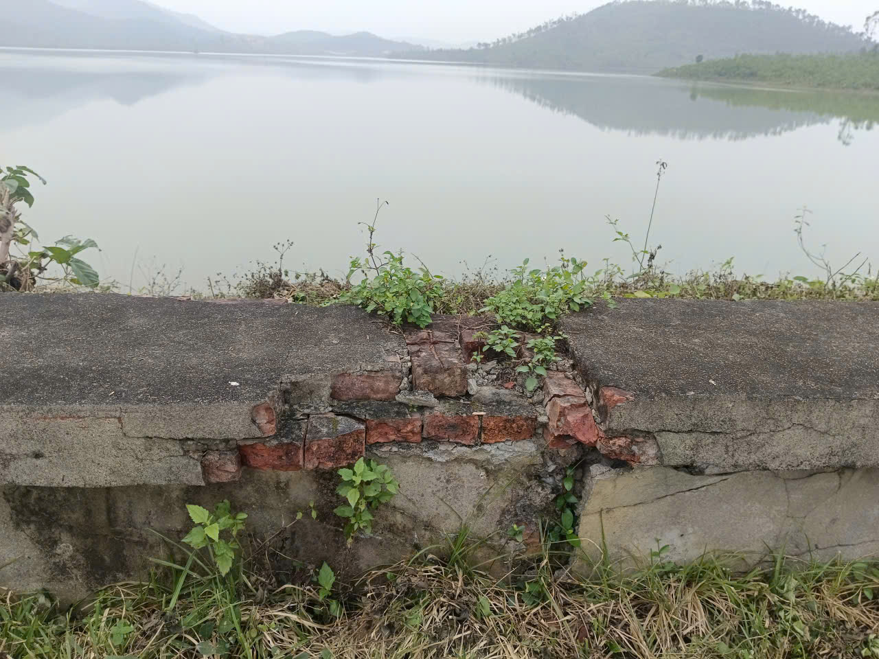 VIDEO: “Bom nước” hơn 2 triệu m3 ở trên cao chực chờ gây họa - Ảnh 2.