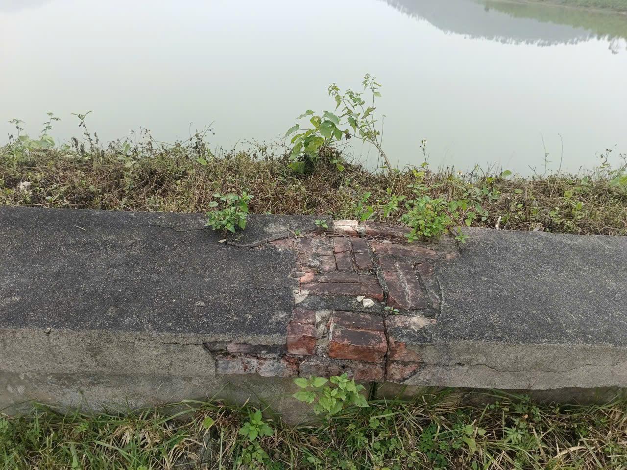 VIDEO: “Bom nước” hơn 2 triệu m3 ở trên cao chực chờ gây họa - Ảnh 3.