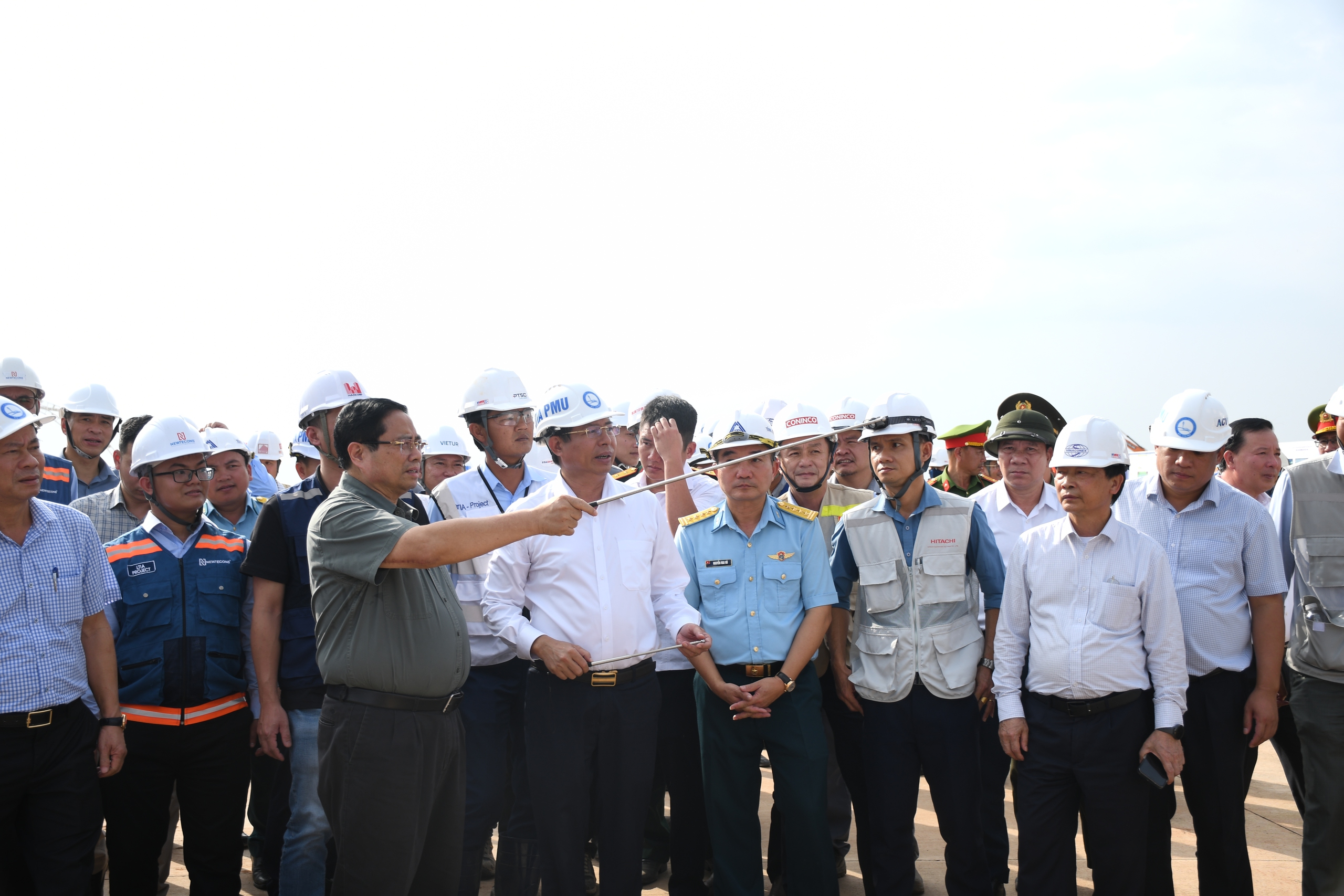 Thủ tướng Phạm Minh Chính kiểm tra sân bay Long Thành trước chuyến bay kỹ thuật đầu tiên - Ảnh 1.