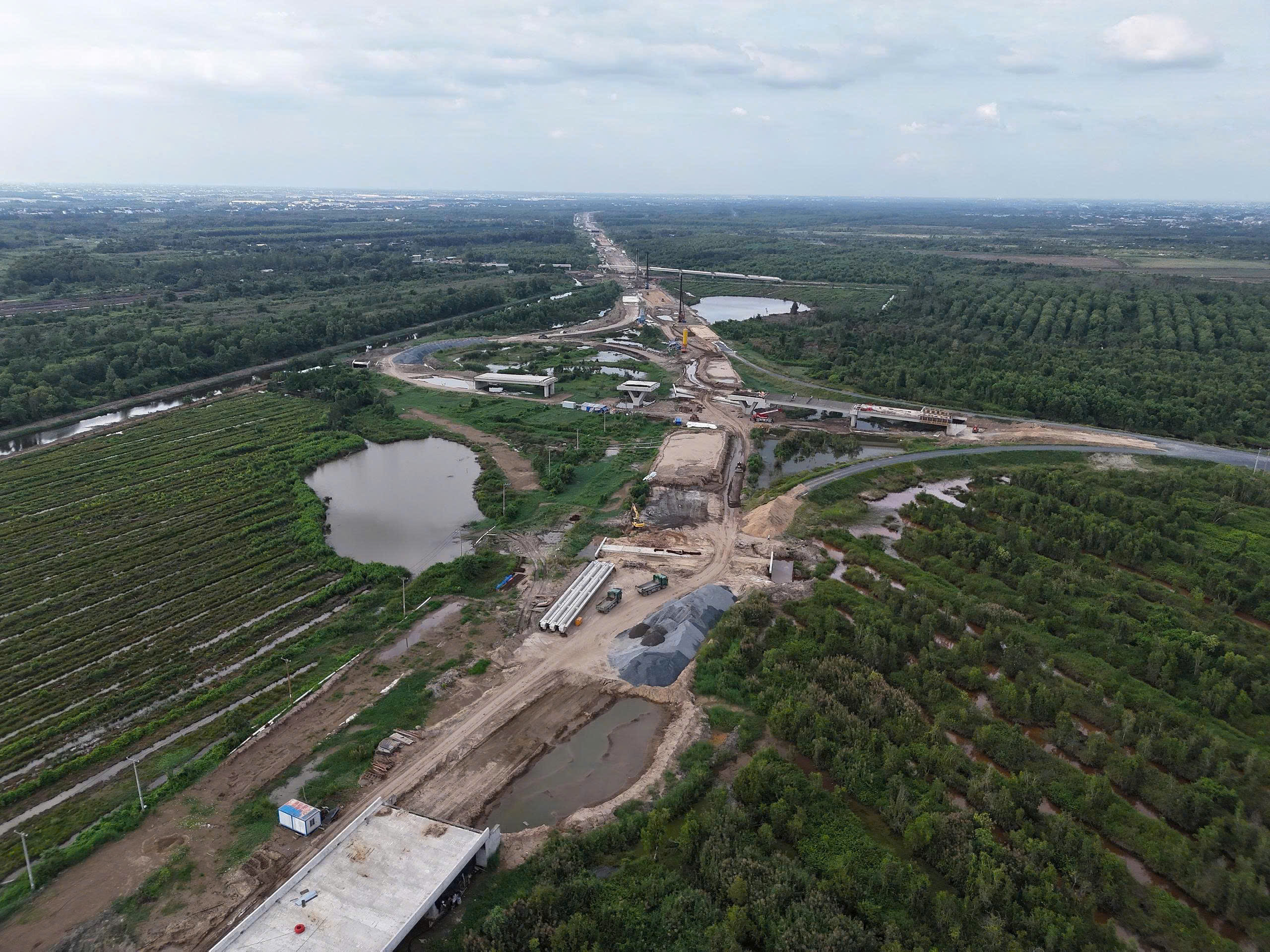 Ráo riết giải ngân vốn đầu tư công: Thuận lợi và thách thức - Ảnh 1.