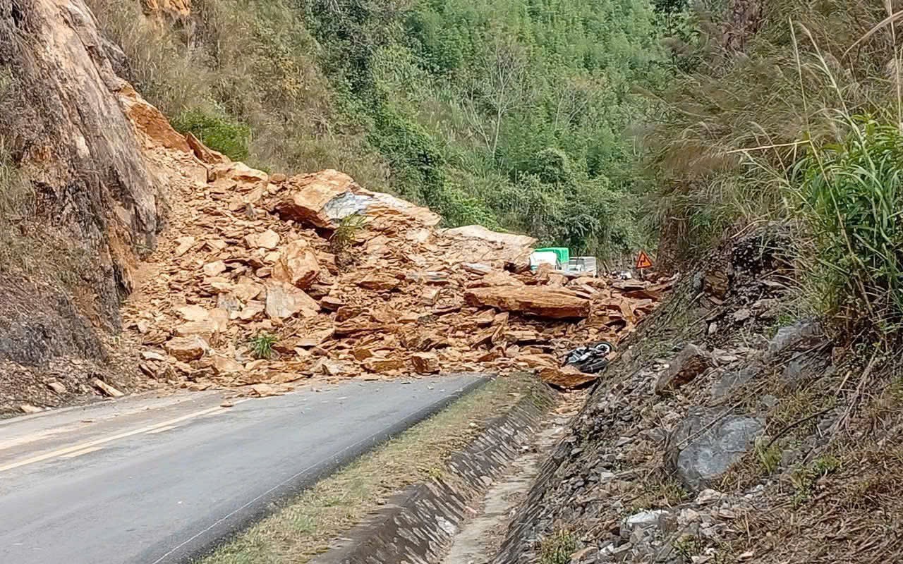 Vụ sạt lở vùi lấp nhiều người trên quốc lộ 6: Xác định 5 người thương vong - Ảnh 2.