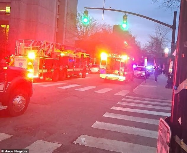 Ráo riết truy lùng nghi phạm mặc đồ đen sau vụ xả súng ở trường đại học Mỹ - Ảnh 3. Ráo riết truy lùng nghi phạm mặc đồ đen sau vụ xả súng ở trường đại học Mỹ - Ảnh 3.