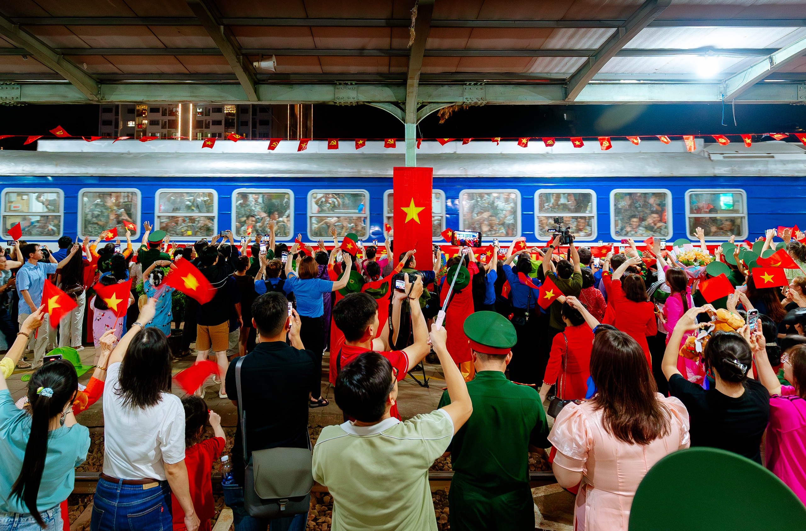 Thiêng liêng hình ảnh Quốc kỳ từ đất liền đến hải đảo - Ảnh 5. Thiêng liêng cờ Tổ quốc: Lá cờ Tổ quốc từ biên cương đến hải đảo - Ảnh 5.