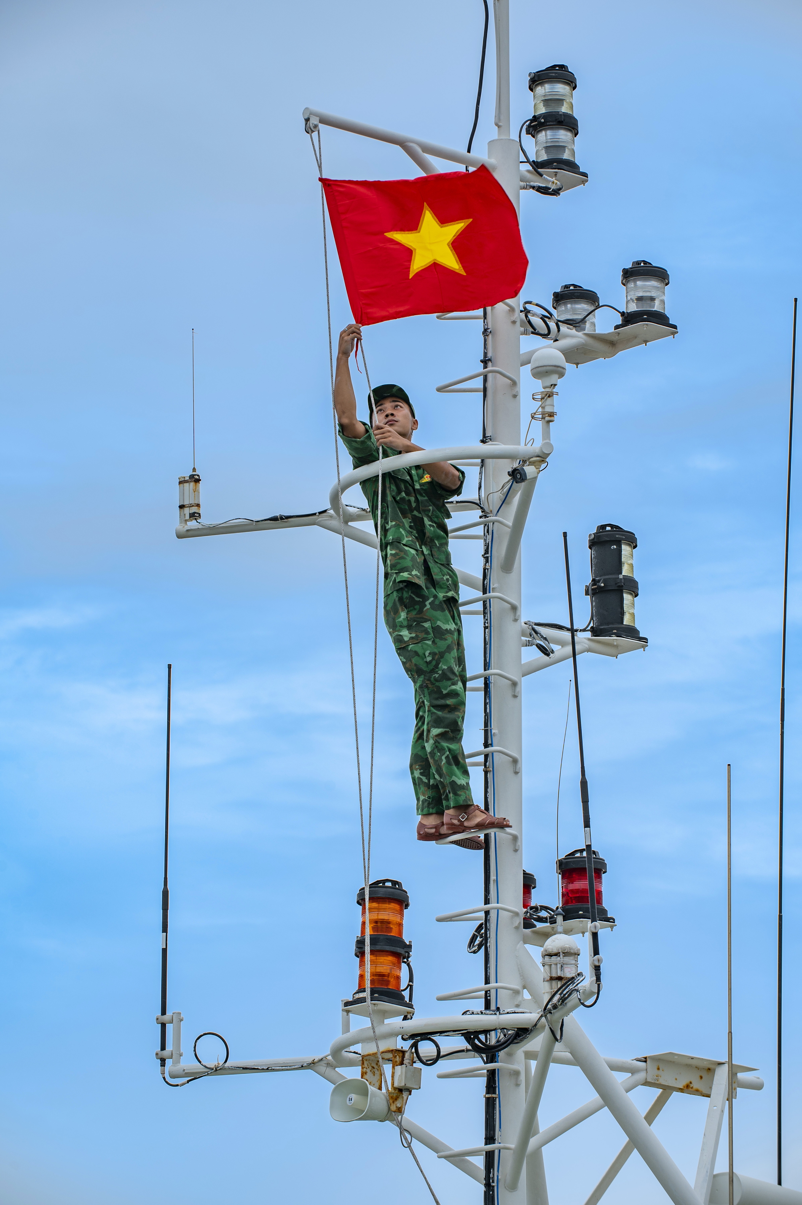 Thiêng liêng hình ảnh Quốc kỳ từ đất liền đến hải đảo - Ảnh 2. Thiêng liêng cờ Tổ quốc: Lá cờ Tổ quốc từ biên cương đến hải đảo - Ảnh 2.