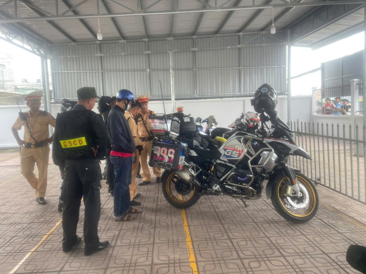 Đồng Tháp xử nghiêm 16 người trong đoàn mô tô từ TPHCM đến Cần Thơ - Ảnh 2. Đồng Tháp xử nghiêm 16 người trong đoàn mô tô từ TPHCM đến Cần Thơ - Ảnh 2.