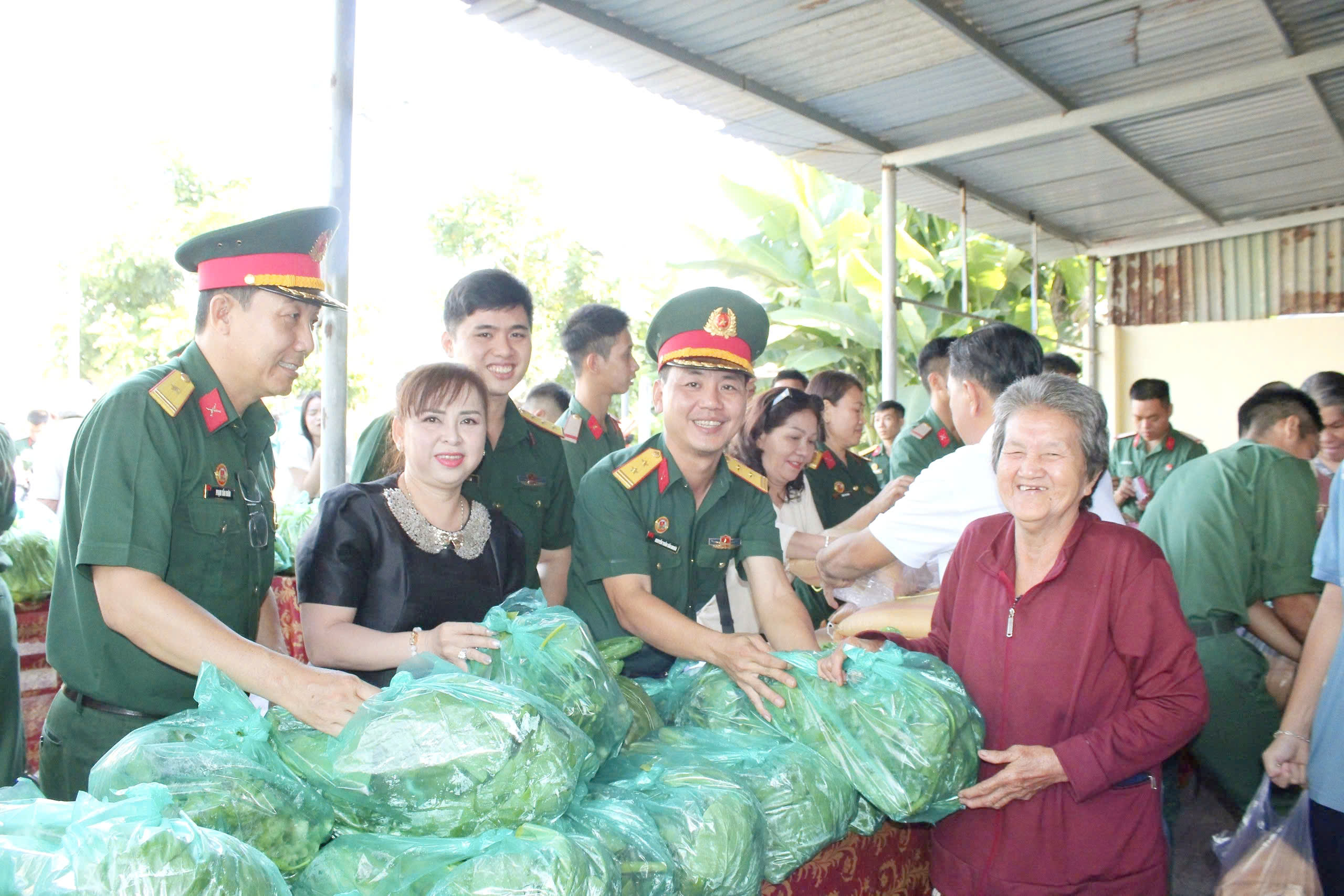 TPHCM: "Gian hàng 0 đồng" gắn kết tình quân - dân  - Ảnh 3.