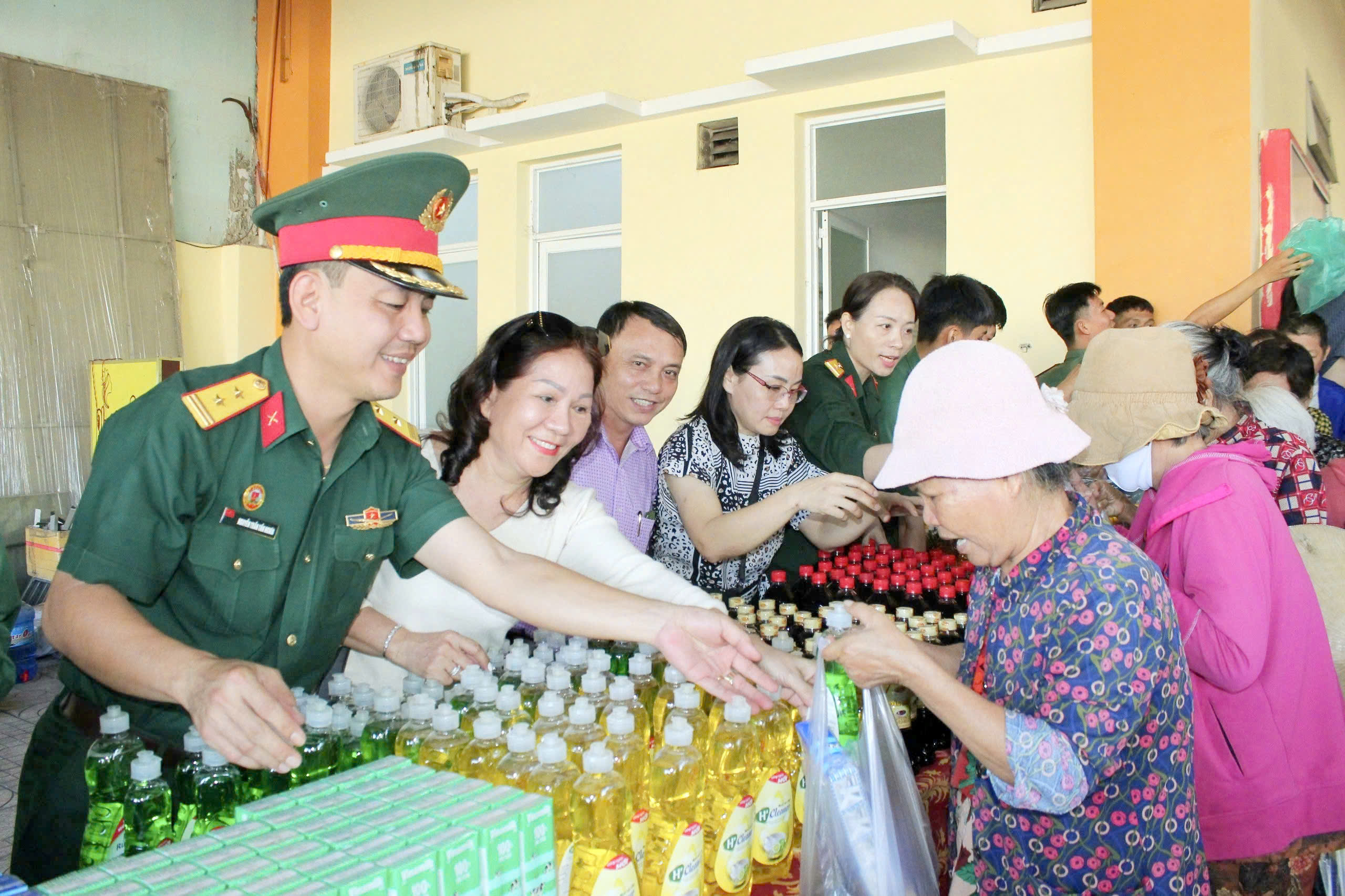 TPHCM: "Gian hàng 0 đồng" gắn kết tình quân - dân  - Ảnh 2.