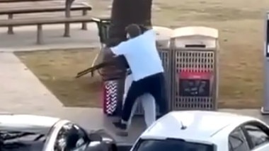 Khoảnh khắc người dân tước vũ khí của kẻ xả súng ở Úc - Ảnh 1. Khoảnh khắc người dân tước vũ khí của kẻ xả súng ở Úc - Ảnh 1.