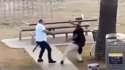 Khoảnh khắc người dân tước vũ khí của kẻ xả súng ở Úc - Ảnh 2. Khoảnh khắc người dân tước vũ khí của kẻ xả súng ở Úc - Ảnh 2.