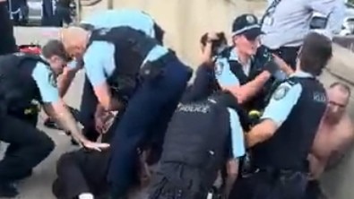 Khoảnh khắc người dân tước vũ khí của kẻ xả súng ở Úc - Ảnh 4. Khoảnh khắc người dân tước vũ khí của kẻ xả súng ở Úc - Ảnh 3.