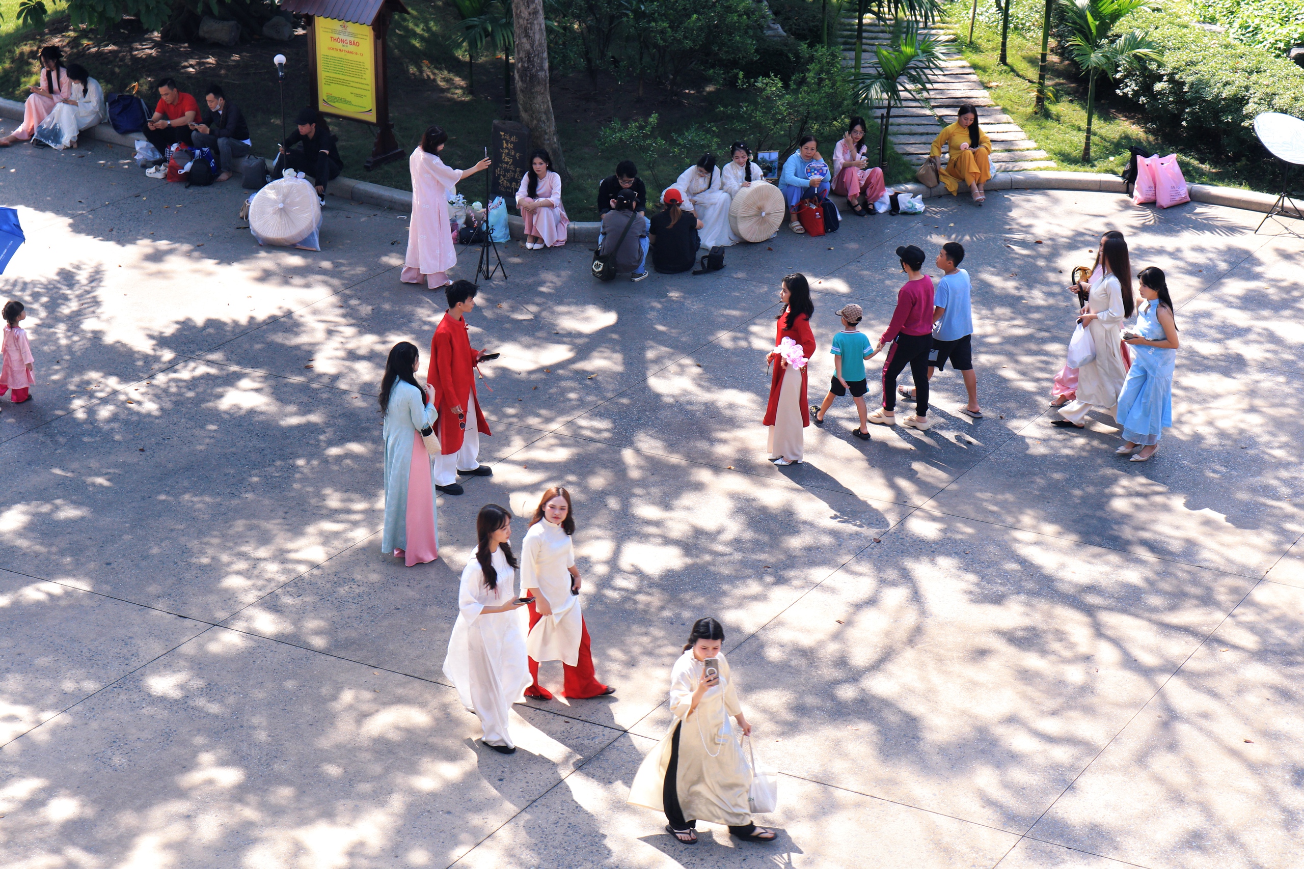 TP HCM: Giới trẻ "l&ecirc;n đồ" chụp ảnh Tết sớm giữa m&ugrave;a Gi&aacute;ng sinh - Ảnh 4.