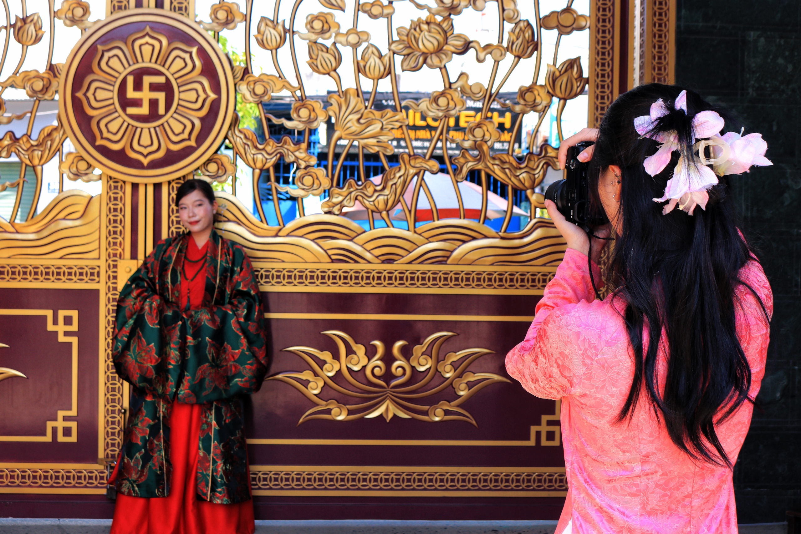 TP HCM: Giới trẻ "l&ecirc;n đồ" chụp ảnh Tết sớm giữa m&ugrave;a Gi&aacute;ng sinh - Ảnh 10.