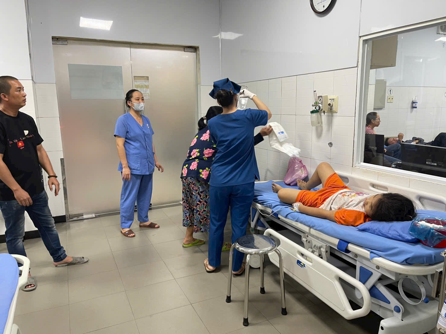 Thêm nhiều trường hợp nghi ngộ độc sau khi ăn bánh mì tại Phan Thiết - Ảnh 1.