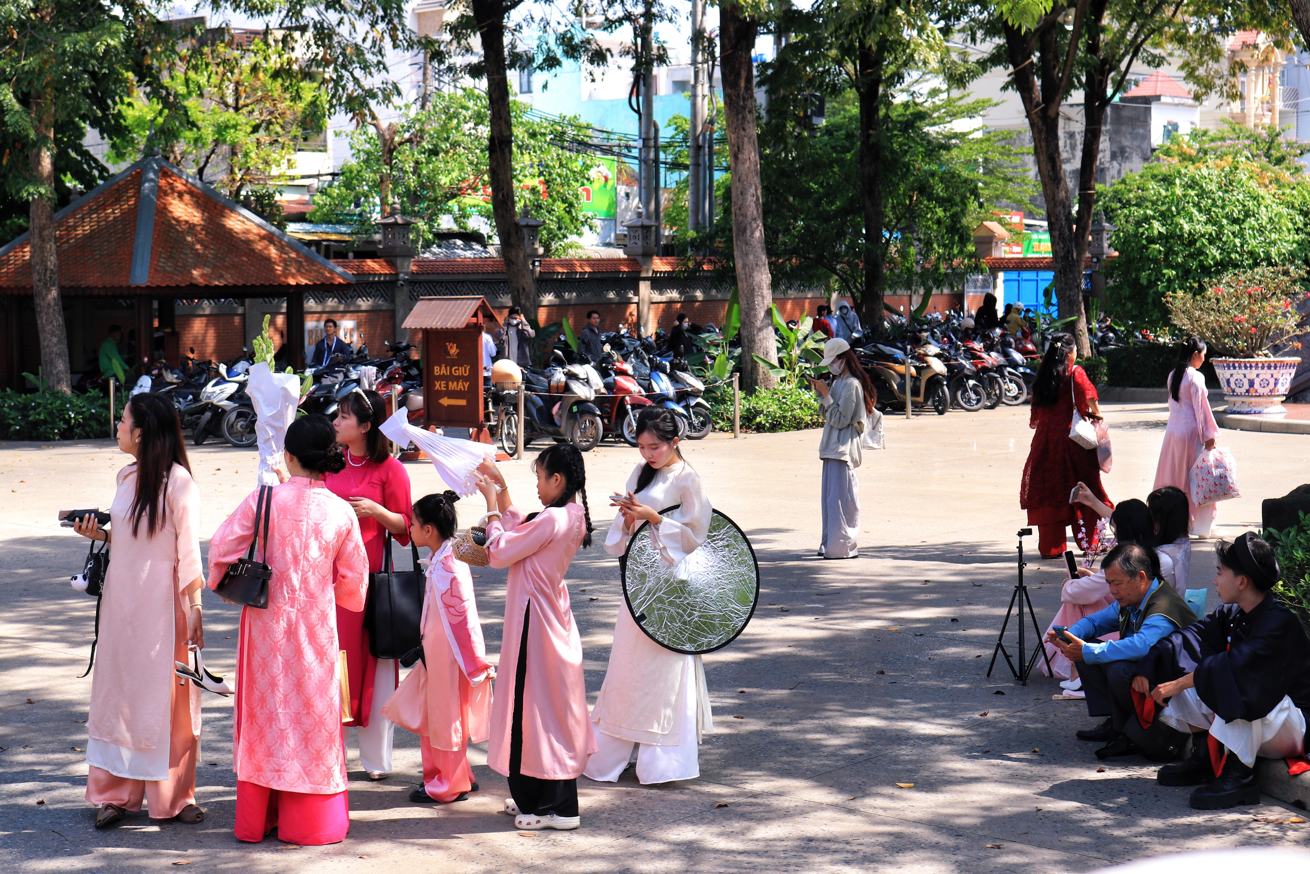 TP HCM: Giới trẻ "l&ecirc;n đồ" chụp ảnh Tết sớm giữa m&ugrave;a Gi&aacute;ng sinh - Ảnh 5.