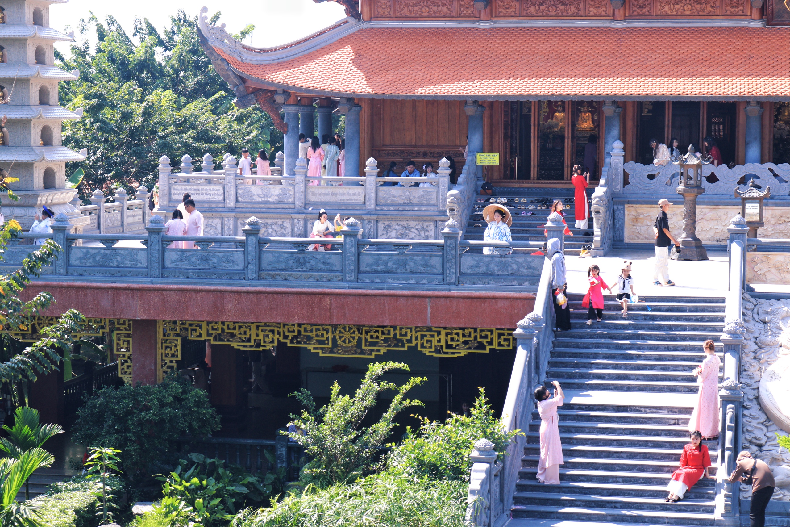 TP HCM: Giới trẻ "l&ecirc;n đồ" chụp ảnh Tết sớm giữa m&ugrave;a Gi&aacute;ng sinh - Ảnh 6.