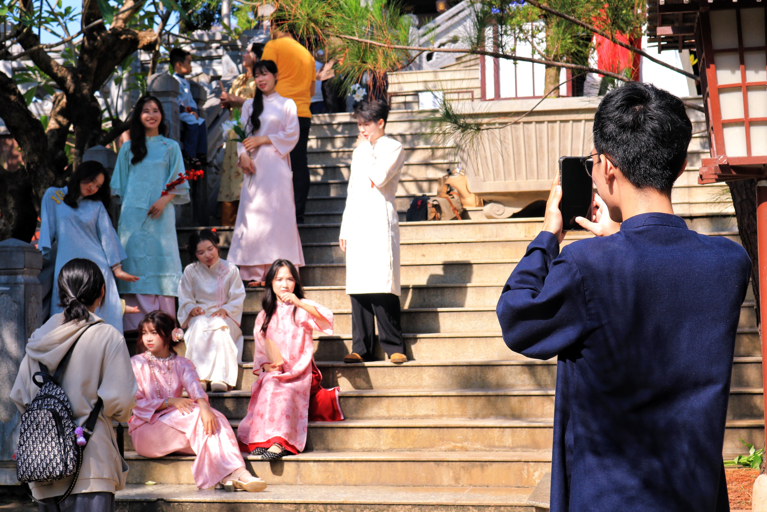 TP HCM: Giới trẻ "l&ecirc;n đồ" chụp ảnh Tết sớm giữa m&ugrave;a Gi&aacute;ng sinh - Ảnh 1.