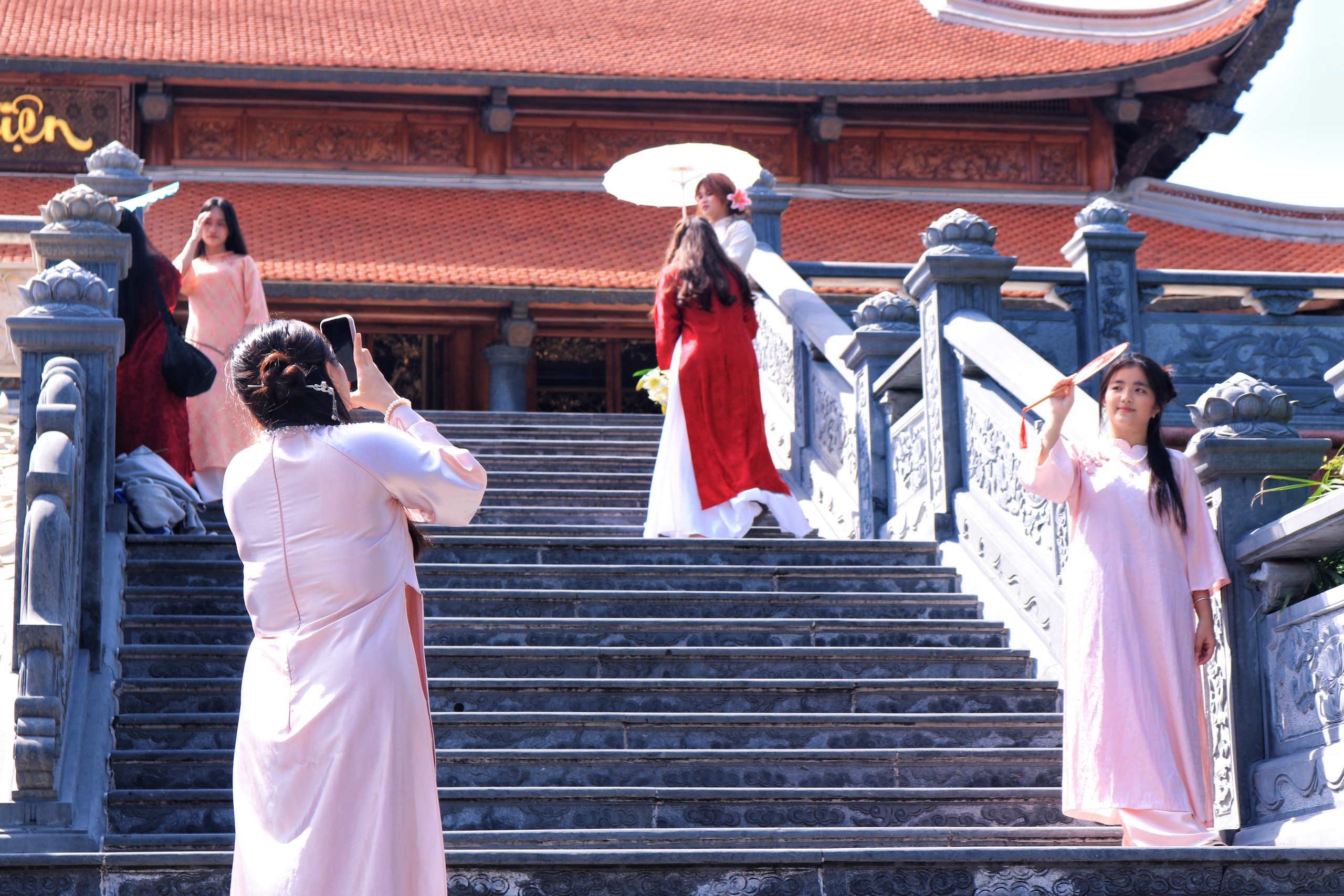 TP HCM: Giới trẻ "l&ecirc;n đồ" chụp ảnh Tết sớm giữa m&ugrave;a Gi&aacute;ng sinh - Ảnh 2.