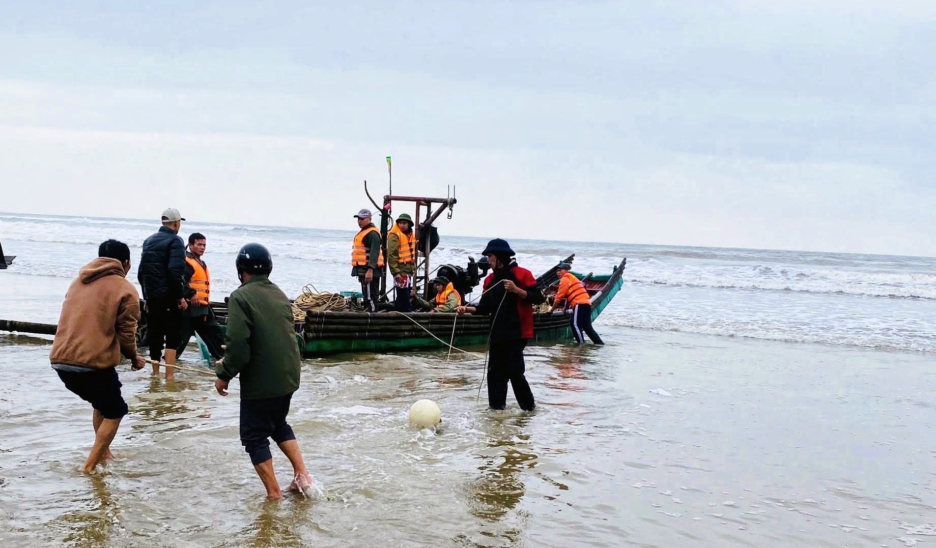 Một ngư dân rơi xuống biển mất tích khi đi đánh cá - Ảnh 2.