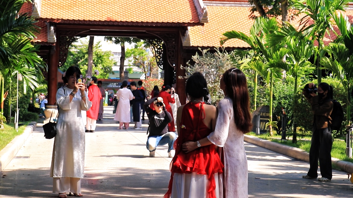 TP HCM: Giới trẻ "l&ecirc;n đồ" chụp ảnh Tết sớm giữa m&ugrave;a Gi&aacute;ng sinh - Ảnh 3.