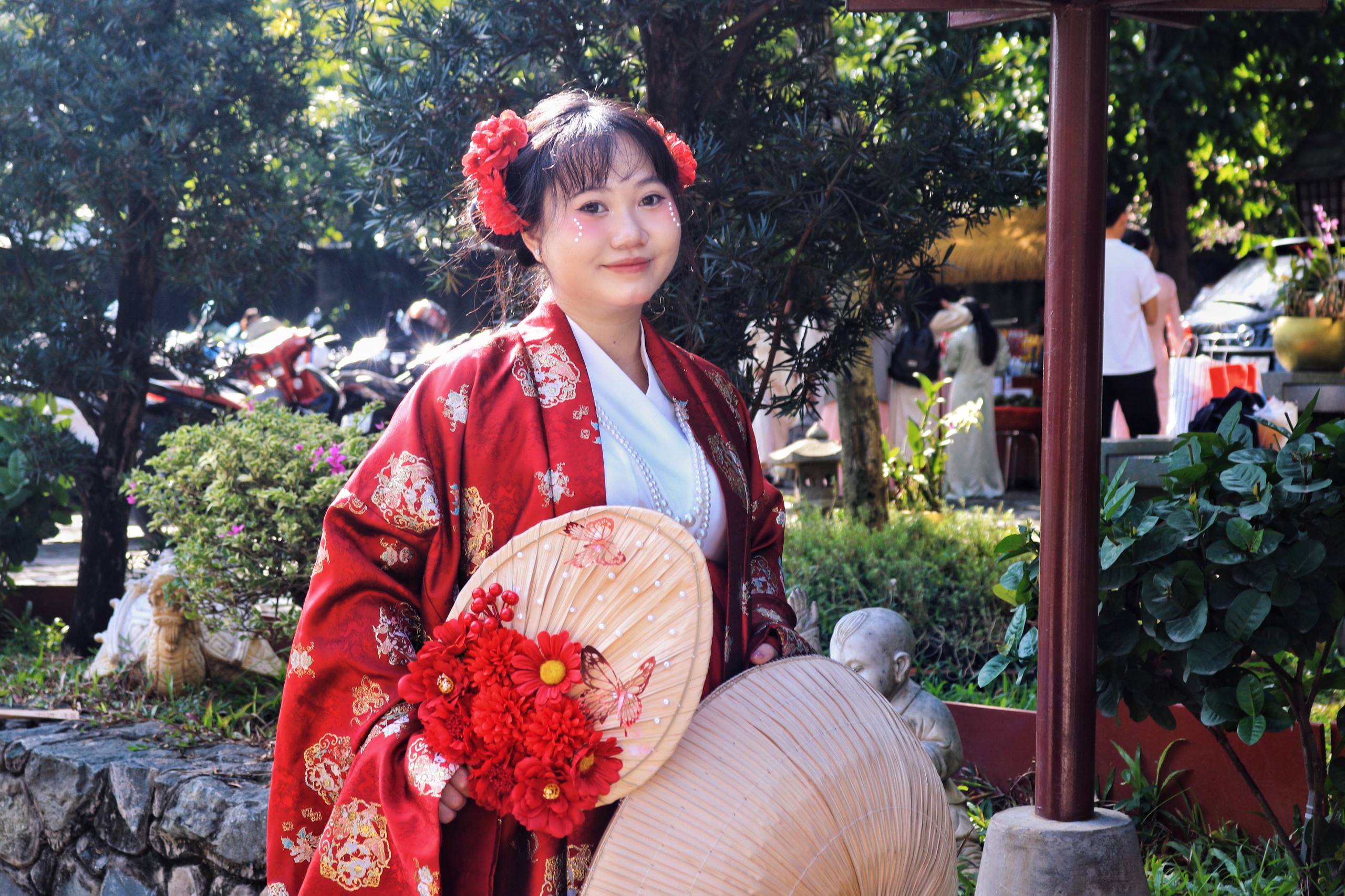 TP HCM: Giới trẻ "l&ecirc;n đồ" chụp ảnh Tết sớm giữa m&ugrave;a Gi&aacute;ng sinh - Ảnh 7.